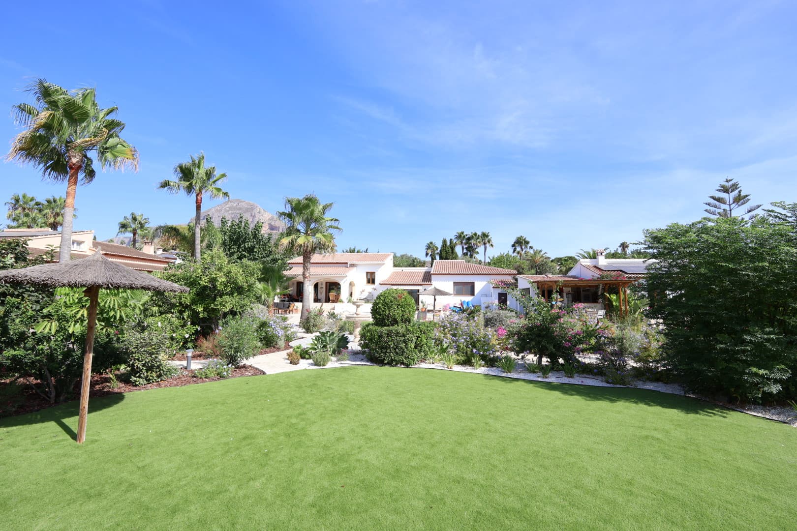 This recently renovated villa is set in the Senioles area of Jávea on a fully south-facing, private and flat plot, with beautiful valley views and a location around a 15-minute walk from the old town. - 4