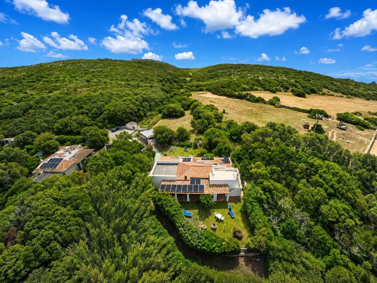 Villa Martina is an exclusive detached residence nestled in the tranquility of the Gallura countryside, 3 km from Santa Teresa di Gallura and a short distance from local amenities and coastal beaches. - 2