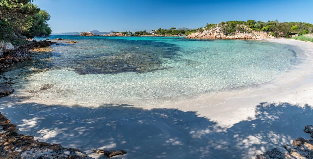 LUXURY SEAFRONT VILLA - PRIVATE SALE ist eine elegante Residenz in erster Meereslinie aus dem Portfolio des Bespoke Private Market, mit Blick auf das smaragdgrüne Wasser einer geschützten Bucht auf… - 3