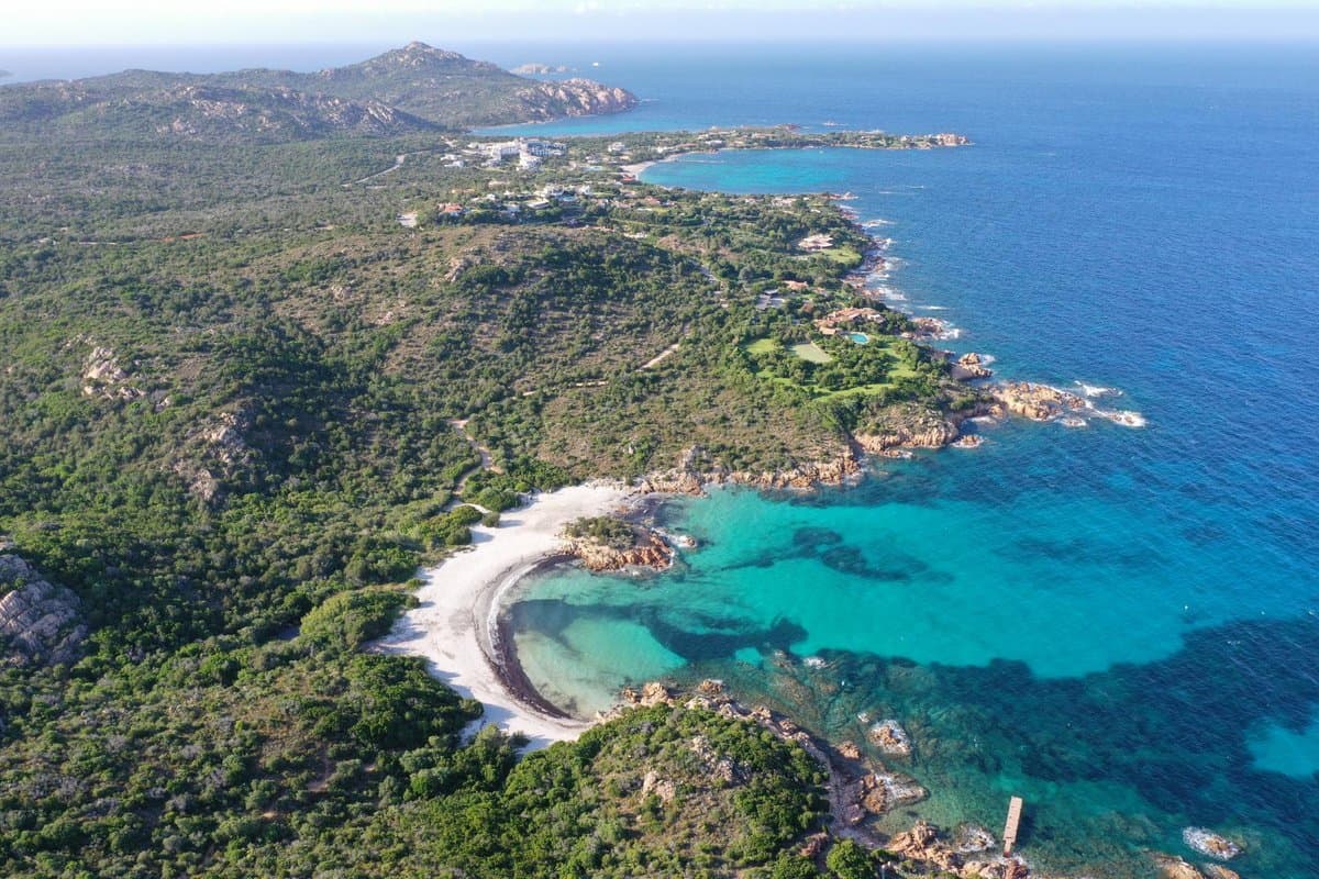 LUXURY SEAFRONT VILLA - PRIVATE SALE ist eine elegante Residenz in erster Meereslinie aus dem Portfolio des Bespoke Private Market, mit Blick auf das smaragdgrüne Wasser einer geschützten Bucht auf… - 4