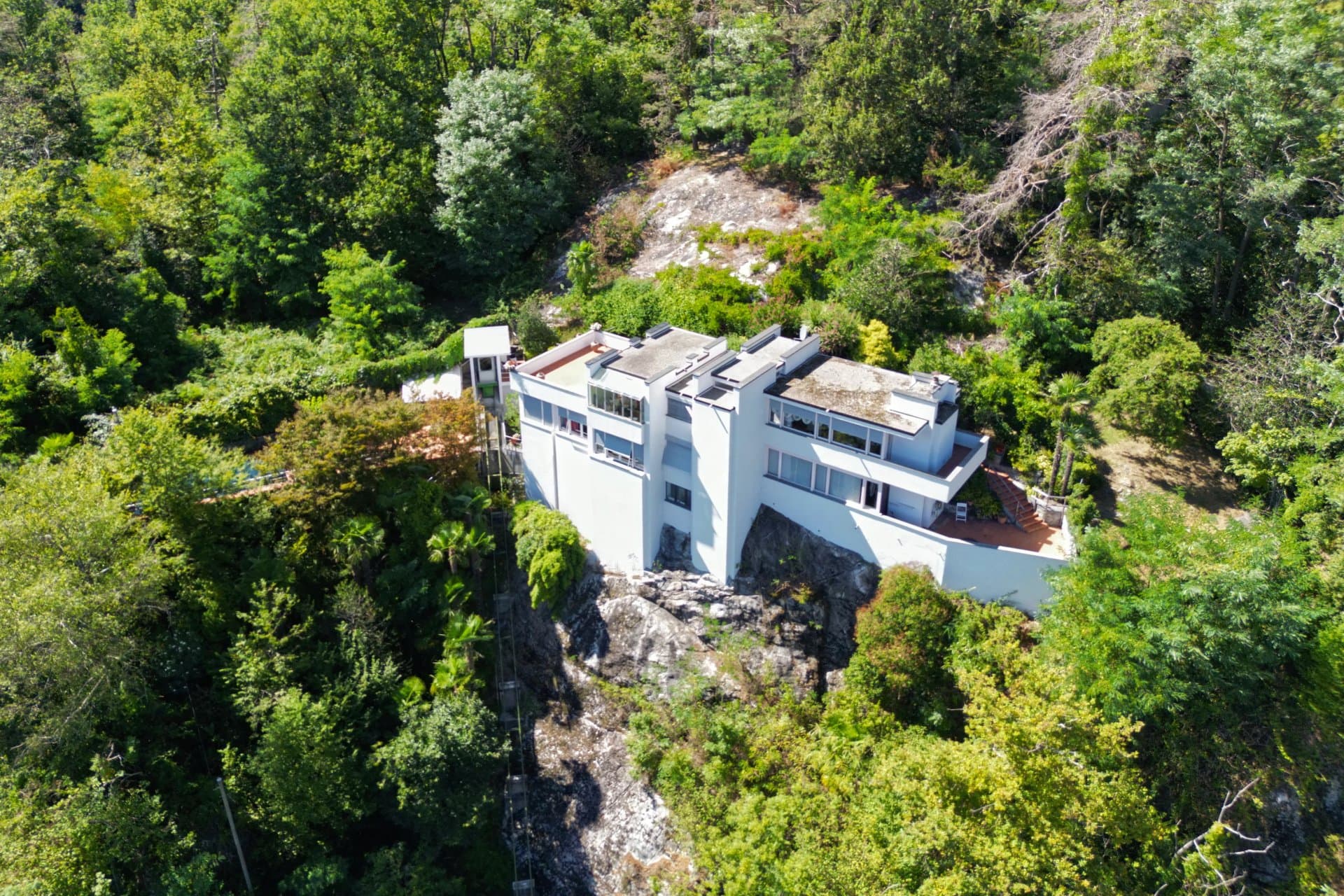 Losone: Stunning villa in the countryside, in need of renovation, for - 1