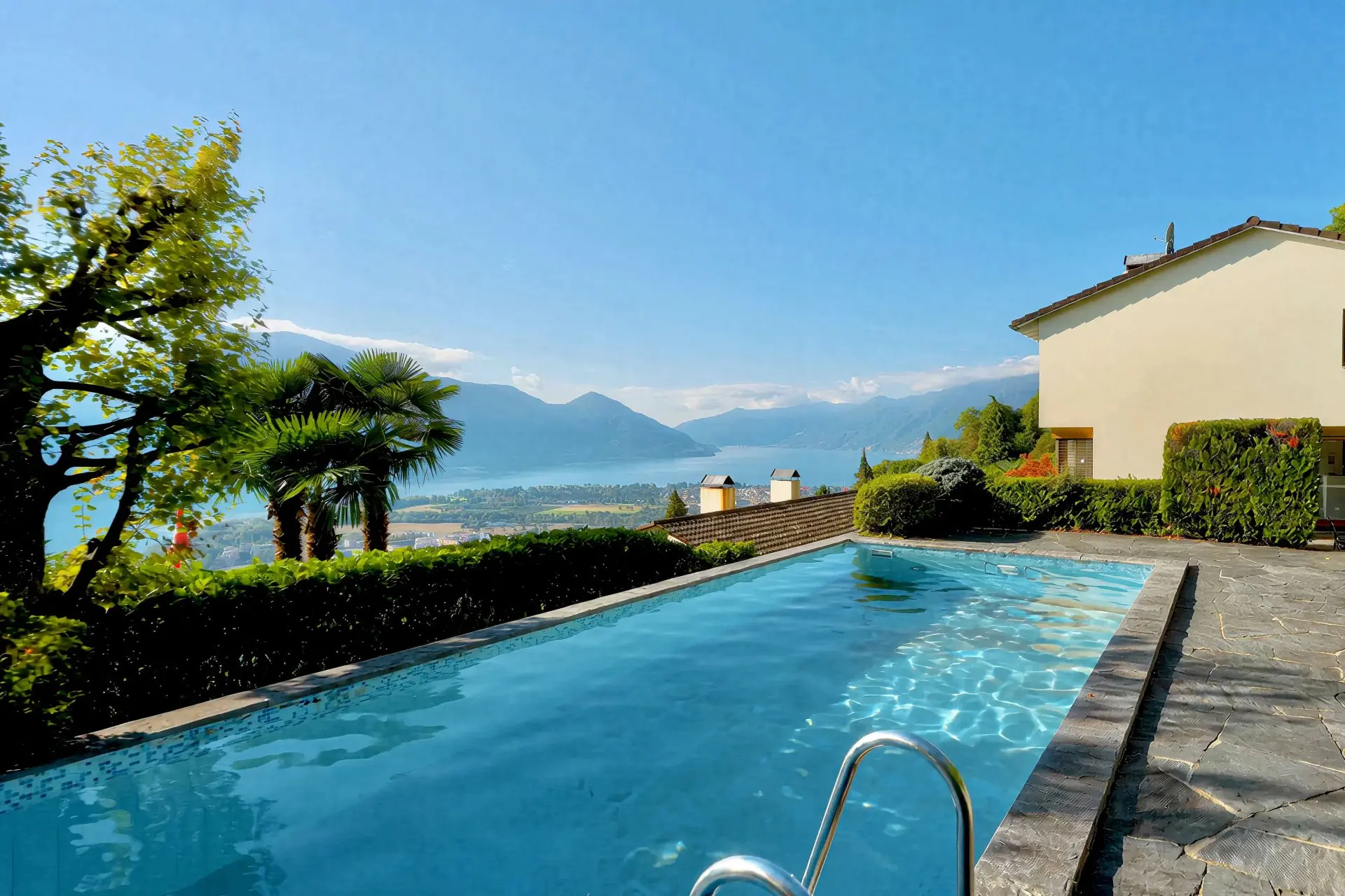 Situated in a privileged location in Orselina, with stunning views of Lake Maggiore, this charming Mediterranean-style villa offers excellent potential for modernisation. - 1
