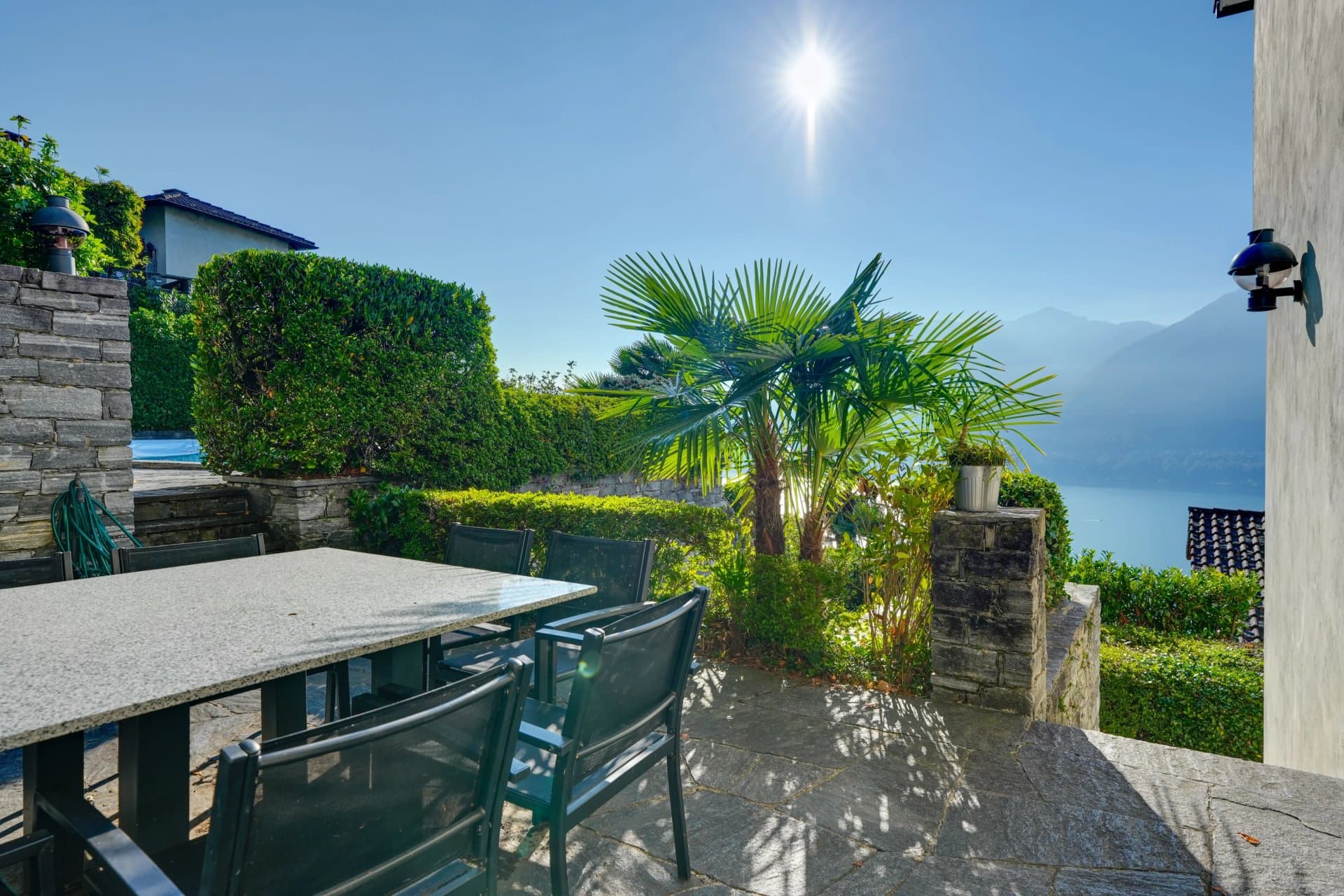 Situated in a privileged location in Orselina, with stunning views of Lake Maggiore, this charming Mediterranean-style villa offers excellent potential for modernisation. - 2