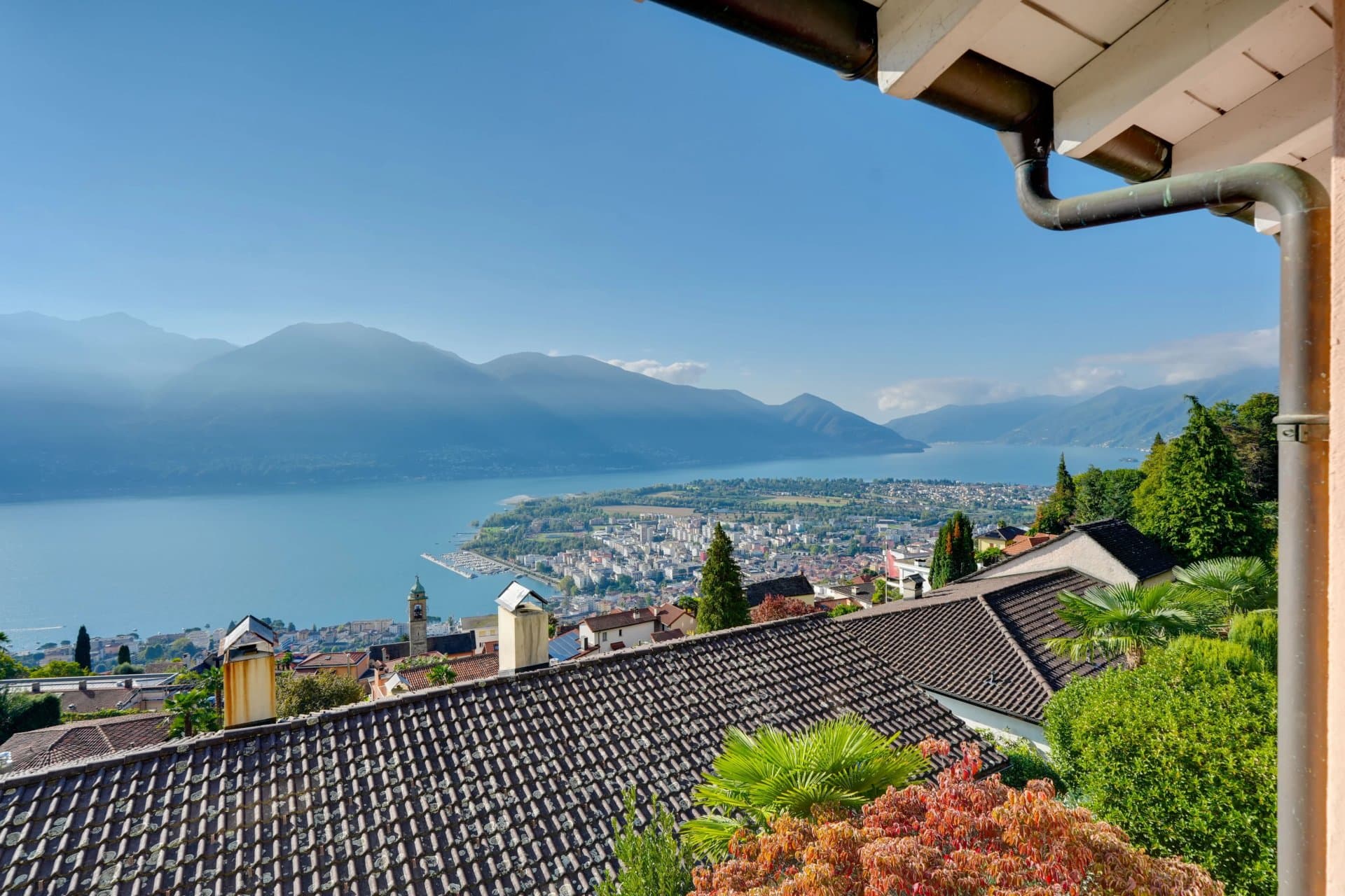 Situated in a privileged location in Orselina, with stunning views of Lake Maggiore, this charming Mediterranean-style villa offers excellent potential for modernisation. - 3