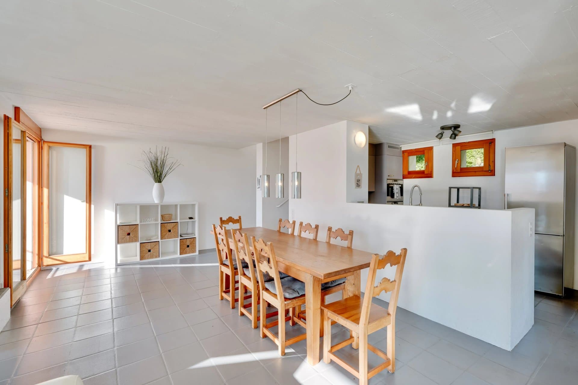Situated in a privileged location in Orselina, with stunning views of Lake Maggiore, this charming Mediterranean-style villa offers excellent potential for modernisation. - 4