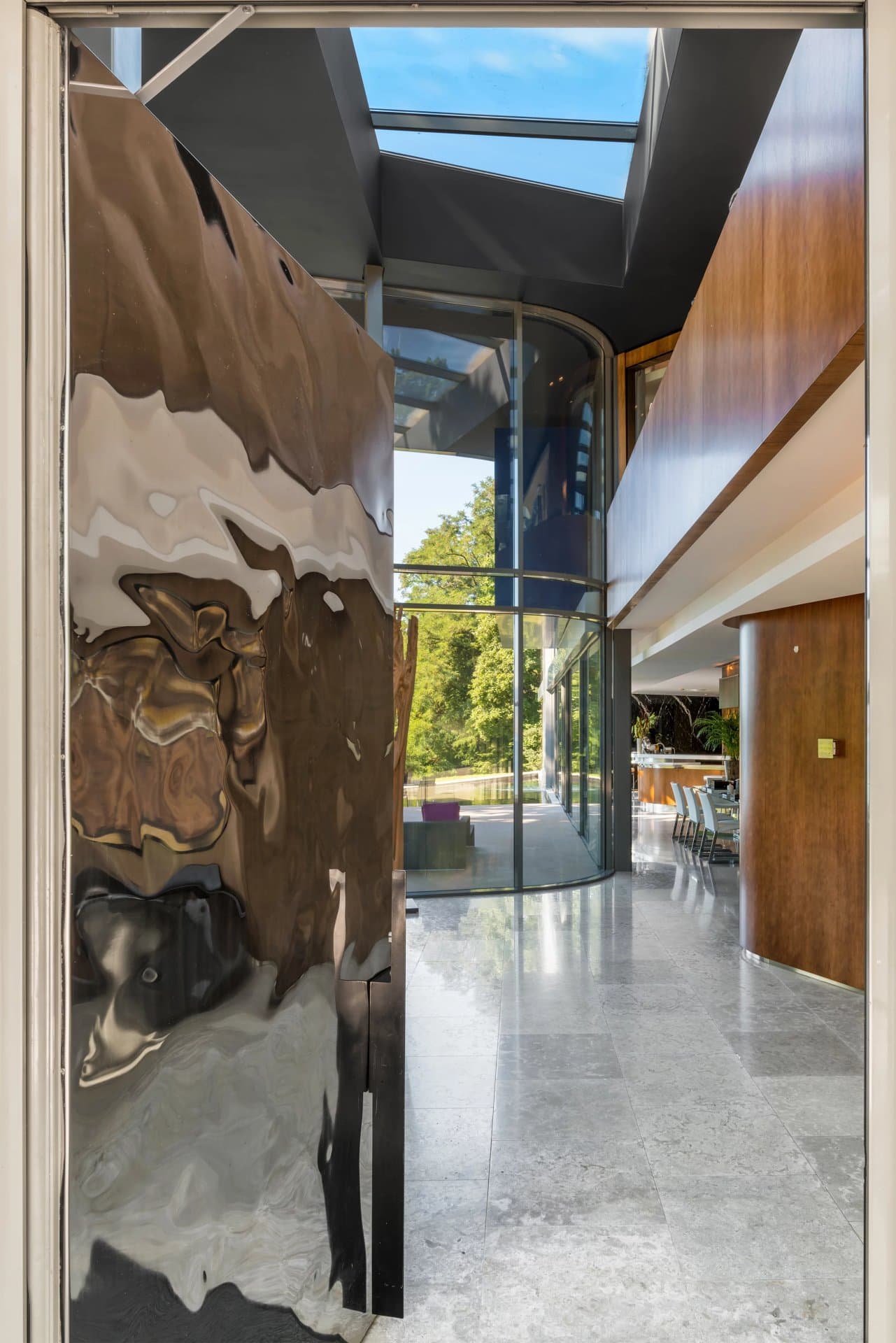 Splendid contemporary waterfront property