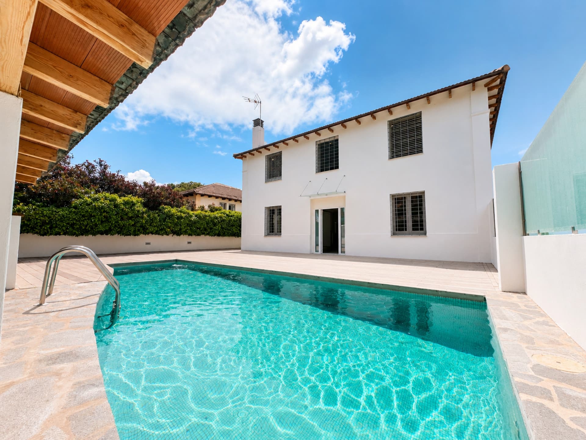 Villa con piscina y jardín situada en el centro de Rocafort, una de las zonas…