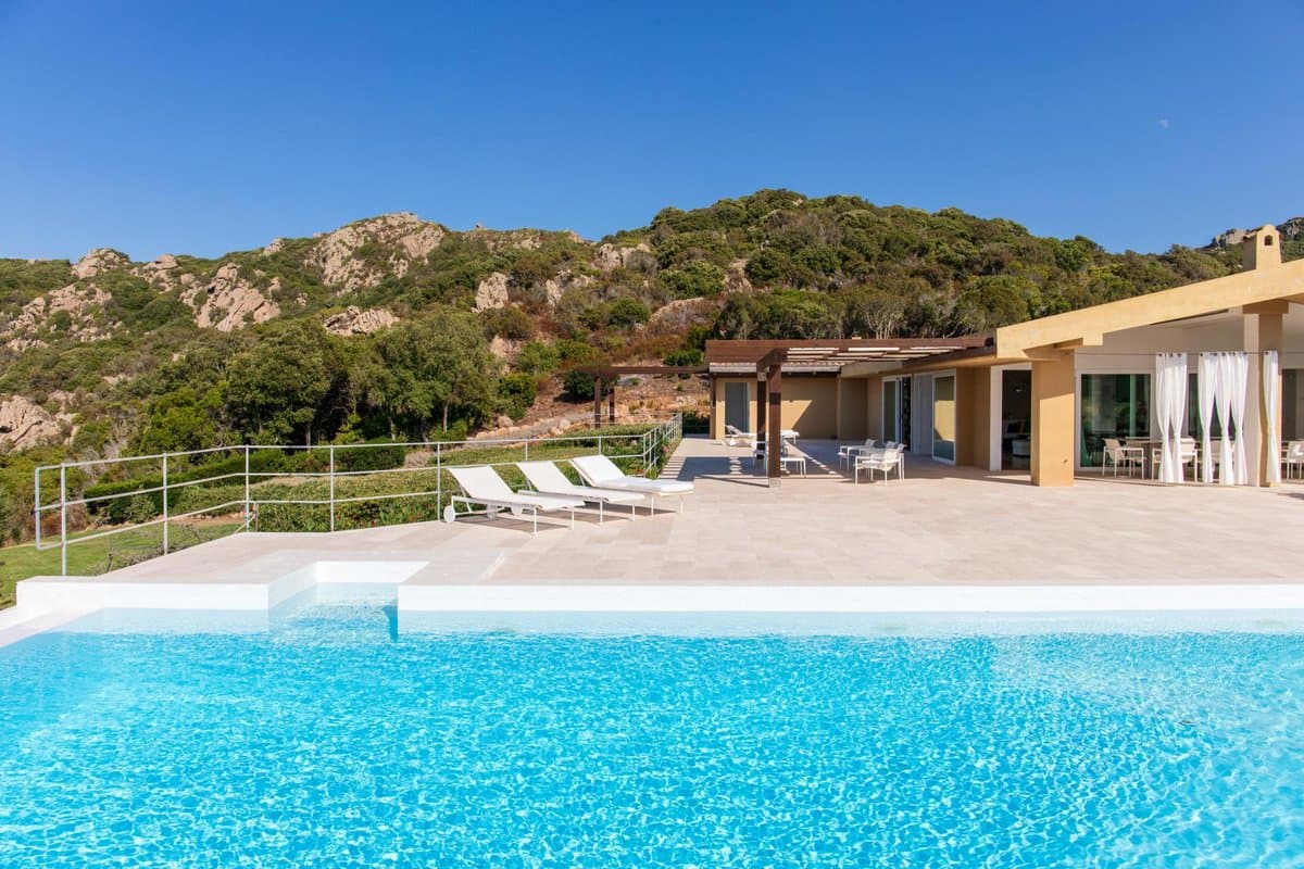 Villa Belvedere is a villa for rent in Liscia di Vacca, a historic Gallura - Costa Smeralda settlement set between Monte Moro and the coast, just 2 km from Porto Cervo. - 4