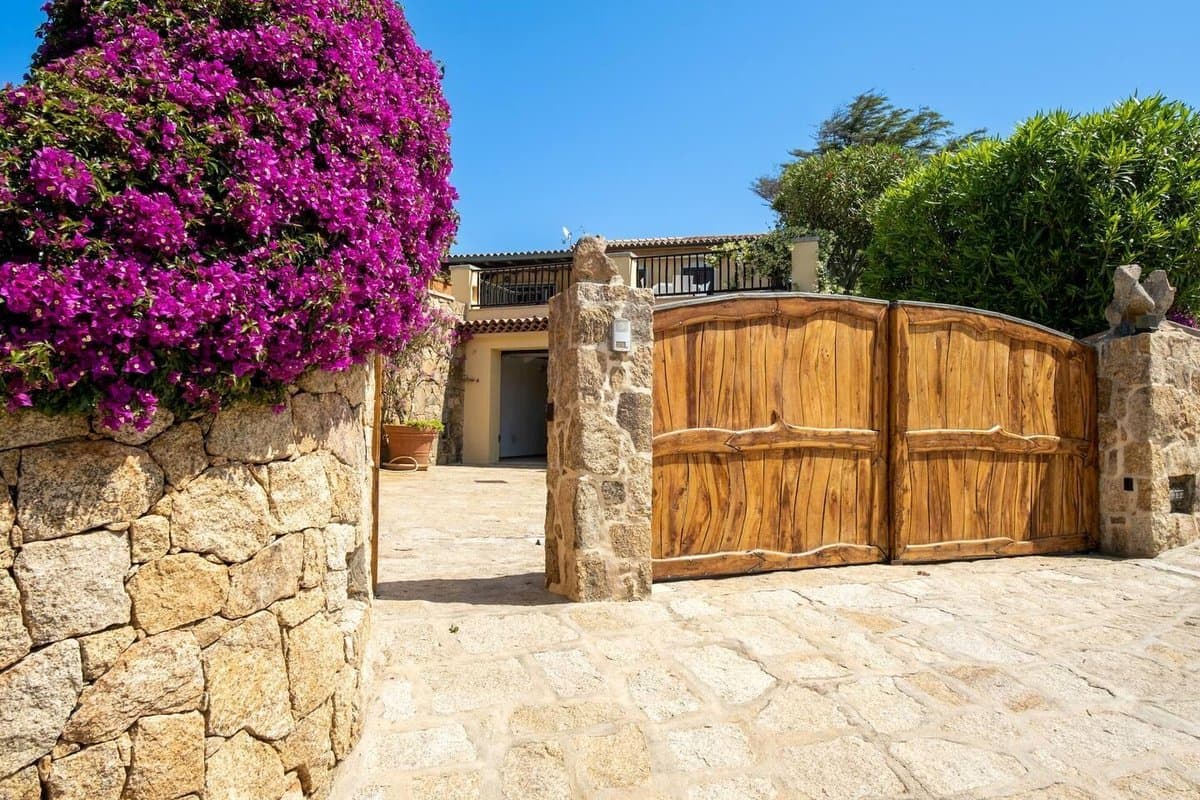Villa delle Vigne is a private detached residence available for rent in the hills near Baja Sardinia, commanding views over the bay of Cala Bitta. - 4