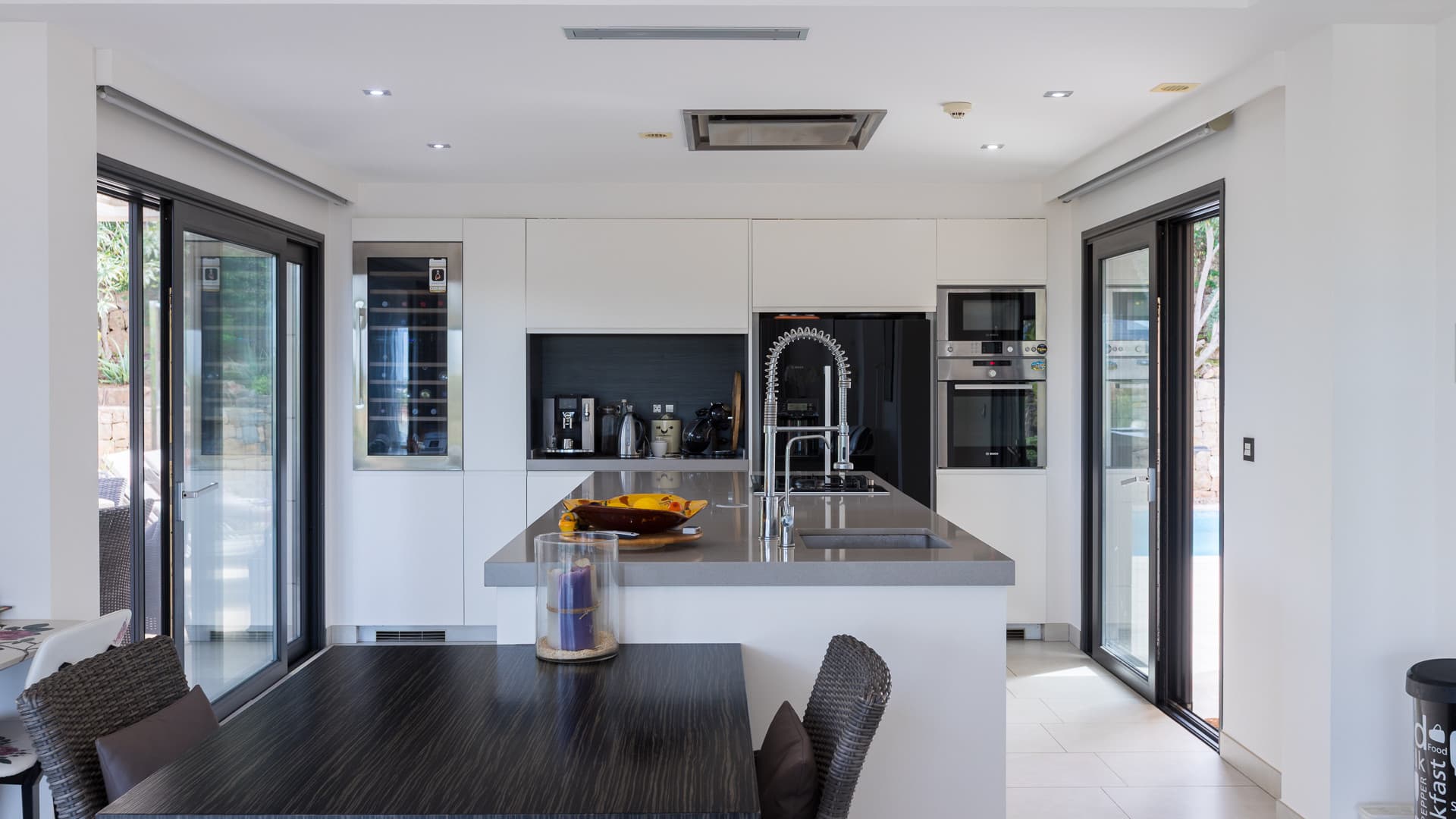 Its location offers the opportunity to enjoy a setting close to the mountains, while also providing convenient access to services, schools, the town and the coast. - 5