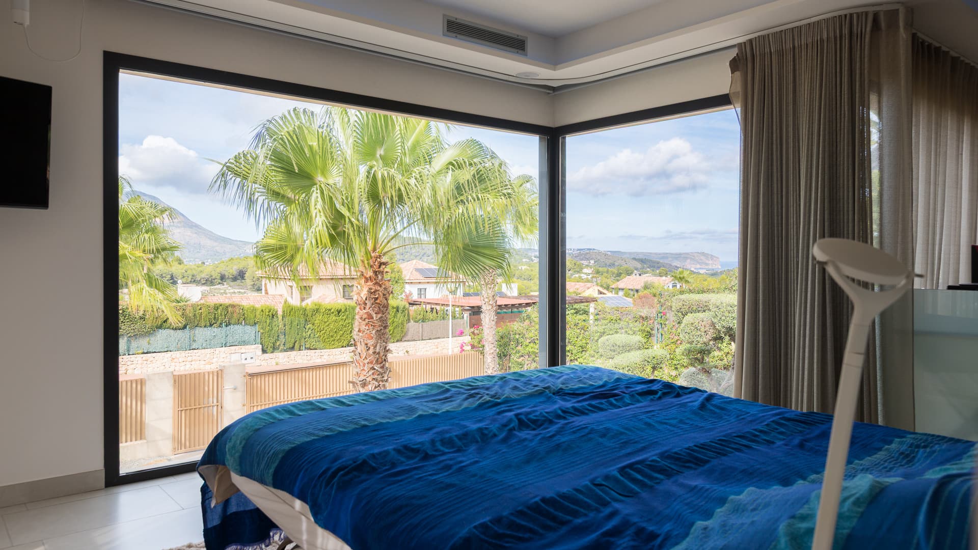 Its location offers the opportunity to enjoy a setting close to the mountains, while also providing convenient access to services, schools, the town and the coast. - 7