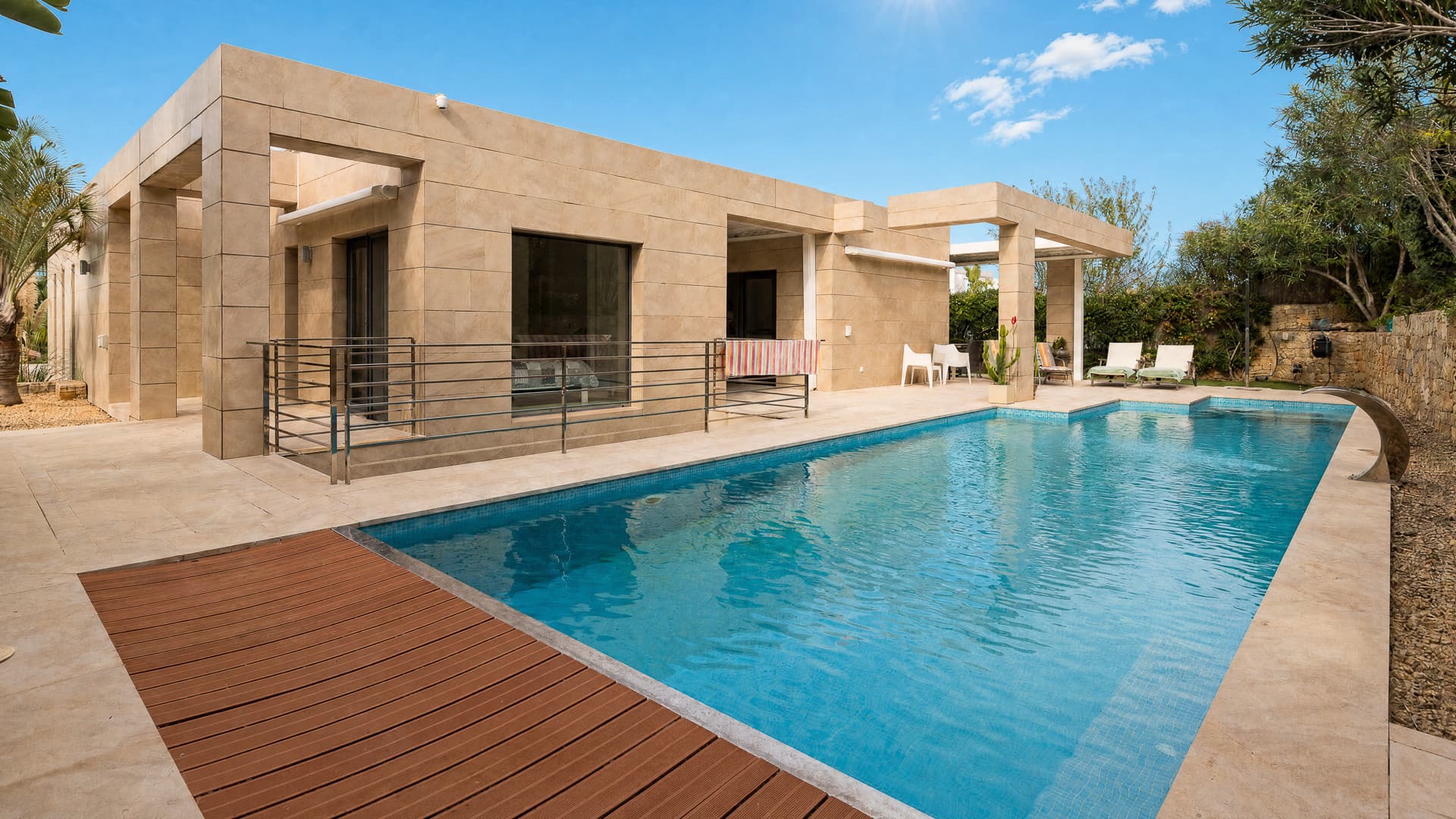 Its location offers the opportunity to enjoy a setting close to the mountains, while also providing convenient access to services, schools, the town and the coast. - 19