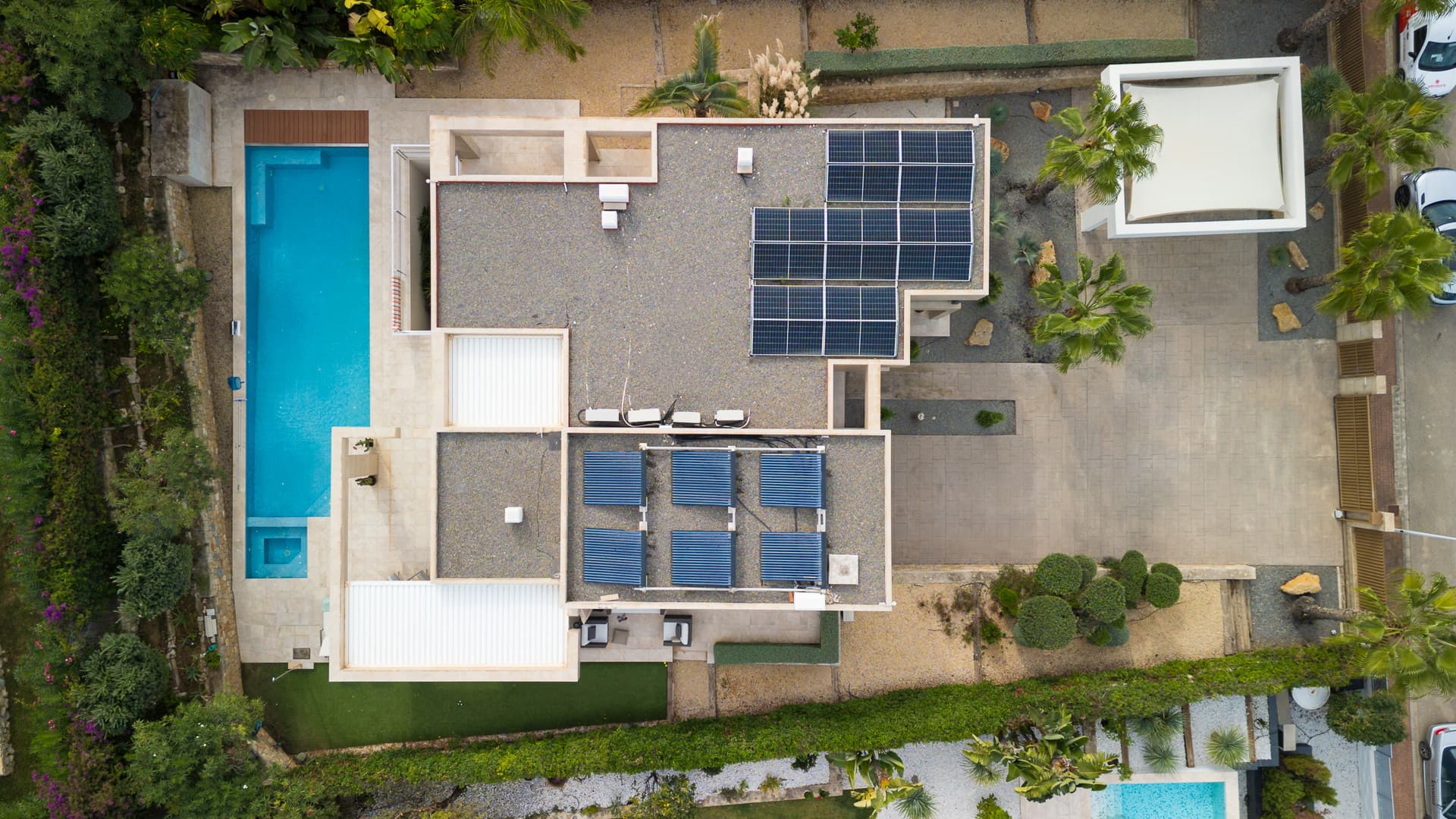 Its location offers the opportunity to enjoy a setting close to the mountains, while also providing convenient access to services, schools, the town and the coast. - 18