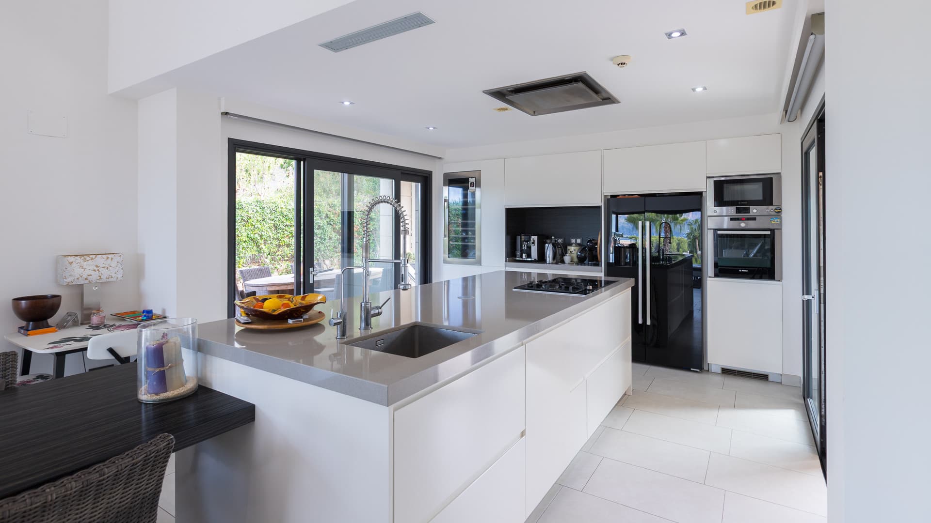 Its location offers the opportunity to enjoy a setting close to the mountains, while also providing convenient access to services, schools, the town and the coast. - 4