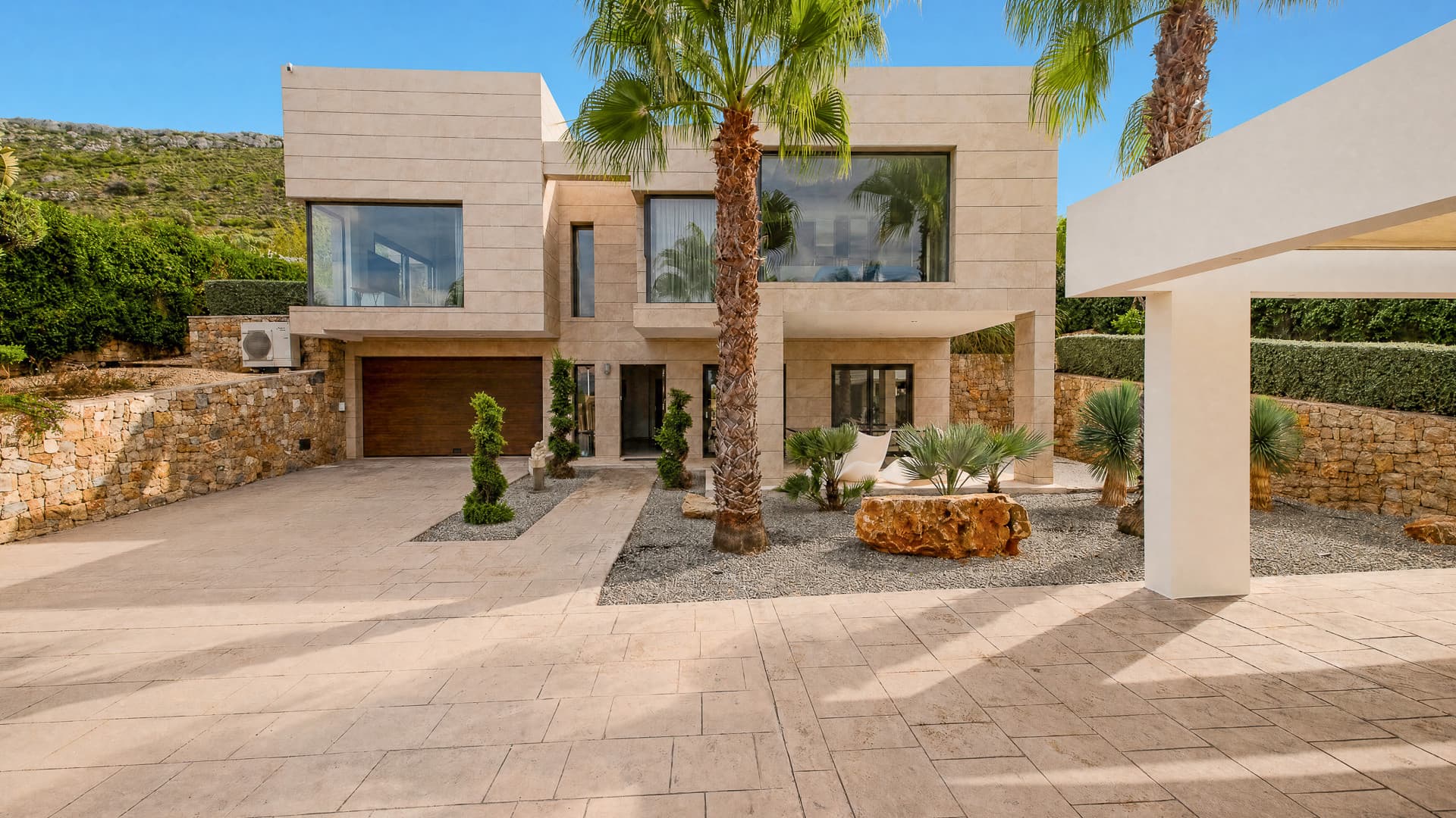 Its location offers the opportunity to enjoy a setting close to the mountains, while also providing convenient access to services, schools, the town and the coast. - 1