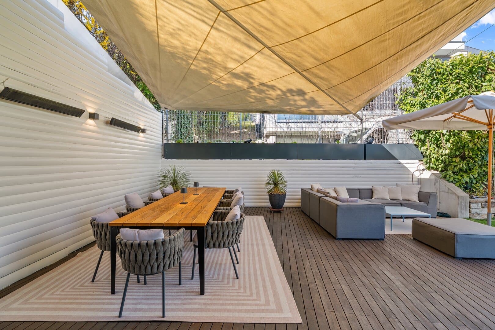 Exclusive Symbiosis of Historic Substance and Luxurious Extensions - 4