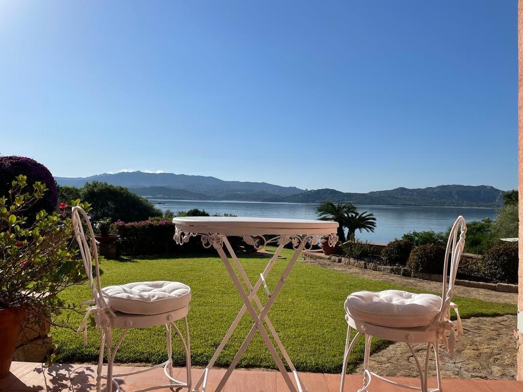 Nestled in Cannigione, in the immediate vicinity of the Costa Smeralda, Villa Gioia - Waterfront is an exclusive detached pieds-dans-l'eau residence of approximately 230 sq m arranged over 2 levels. - 2