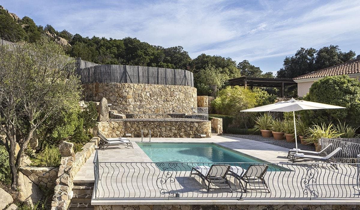 Villa Solemia Cala Girgolu is a contemporary residence available for rent in the Porto San Paolo area, the gateway for boat crossings to the islands of Tavolara, Molara, Piana, and dei Cavalli. - 3