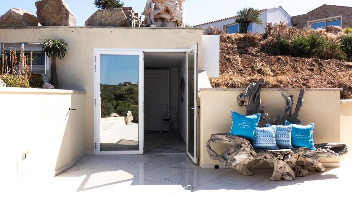 Die Villa Marinedda ist ein erlesenes Anwesen in Isola Rossa, Trinità d'Agultu - Vignola, lediglich 500 m vom Strand Marinedda entfernt und mit unverbautem Blick über die Bucht. - 2