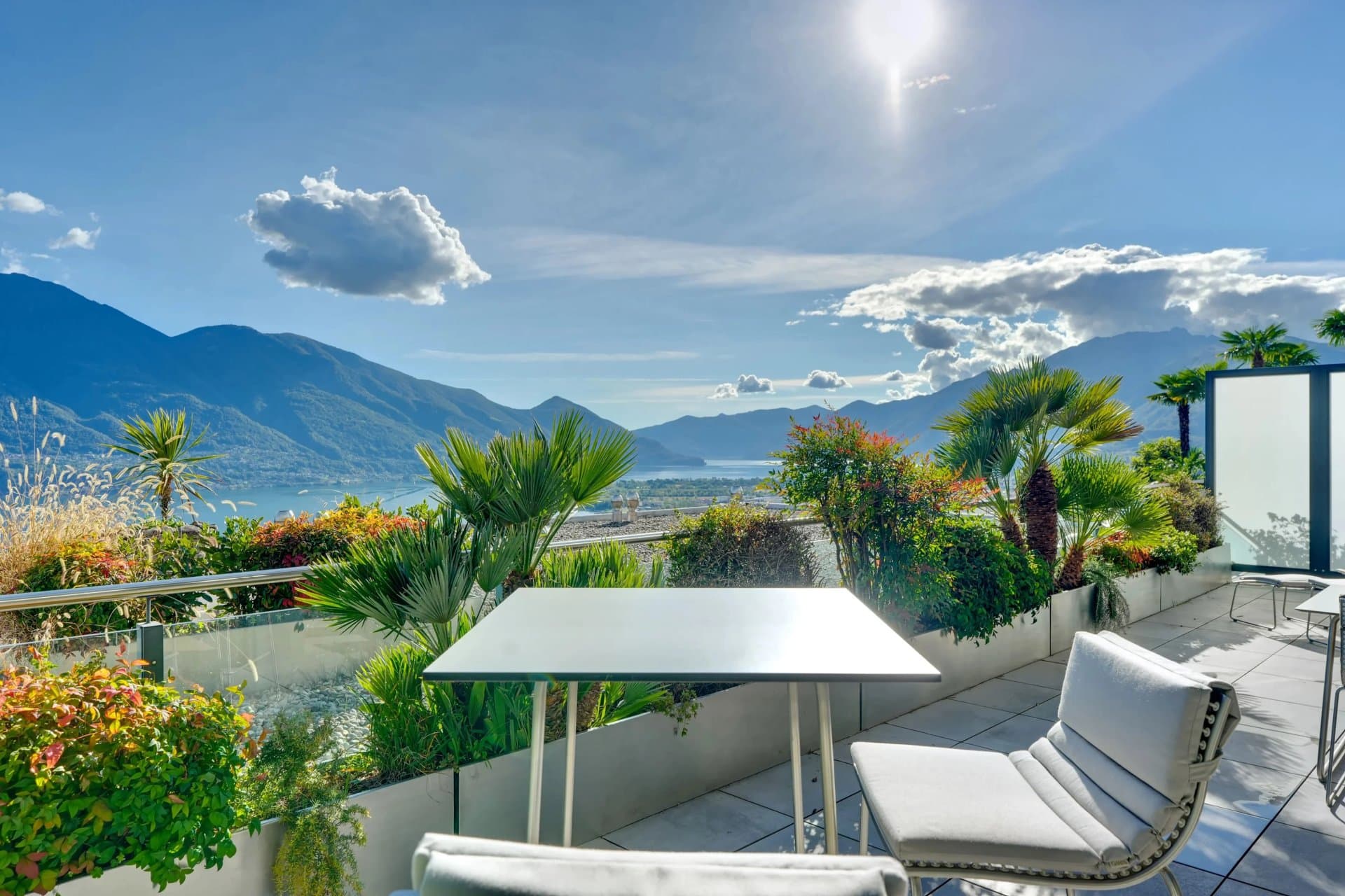 This modern apartment with a terrace is for sale in Minusio and stands out for its bright interiors, contemporary design and beautiful lake views. - 1