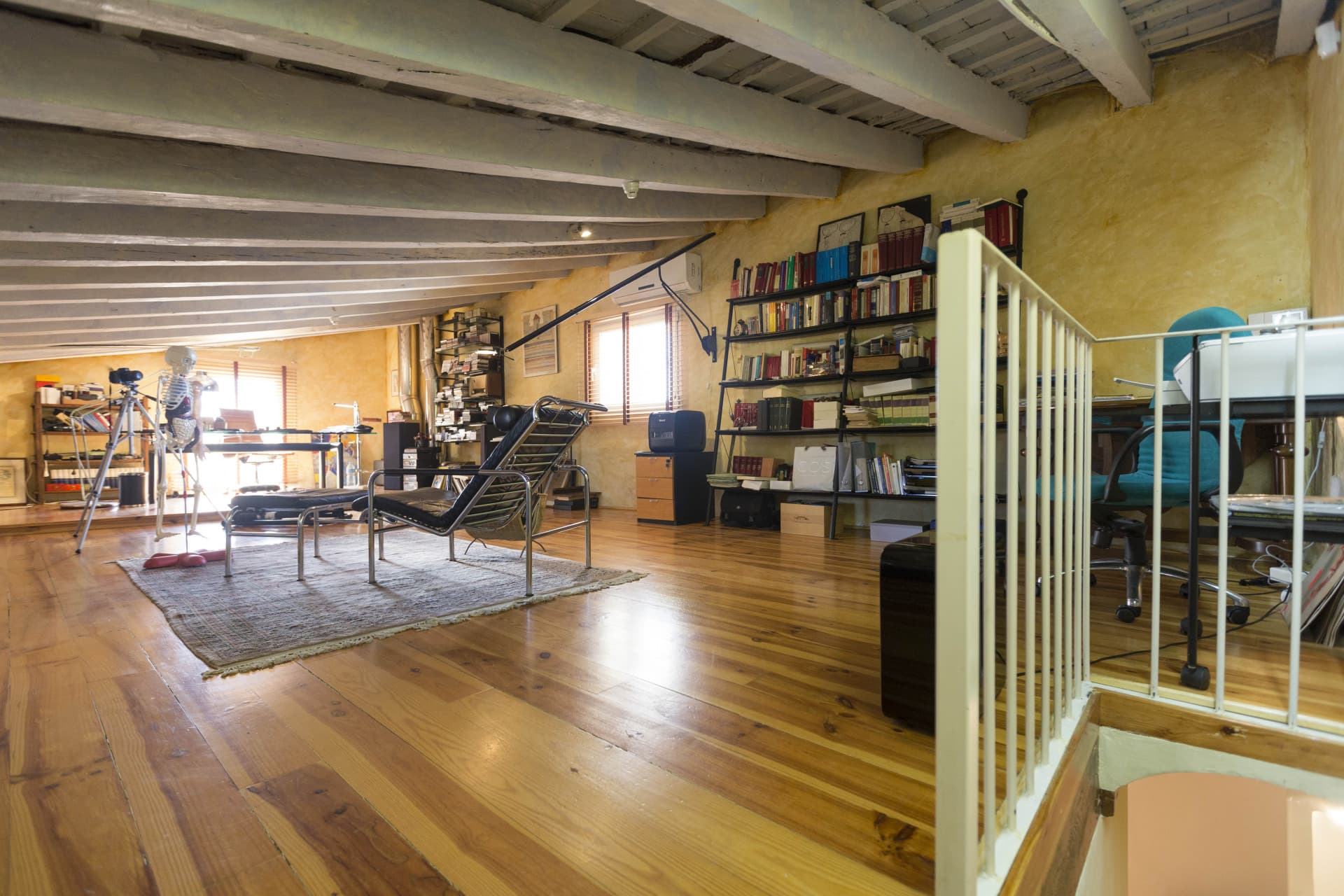 This charming house benefits from a surface of more than 400m2 where the aim has been to preserve the tradition and originality of its construction including more modern facilities. - 12