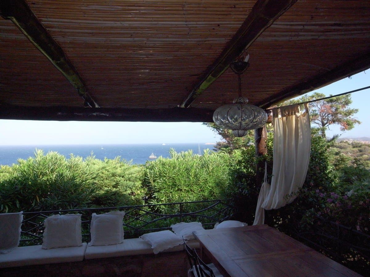 Villa del Faro is a vacation rental nestled between Capo Ferro and Spiaggia Cala Granu, just a few minutes’ drive from Porto Cervo and the destinations of the Costa Smeralda. - 2
