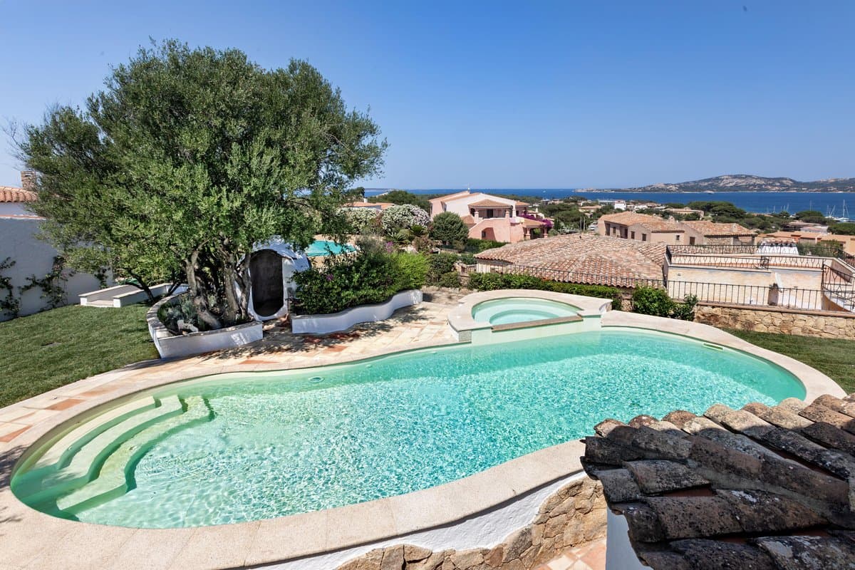 Nestled in the tranquility of La Conia, just minutes from Cannigione, Villa Marvsilv Cannigione is an elegant residence. - 2