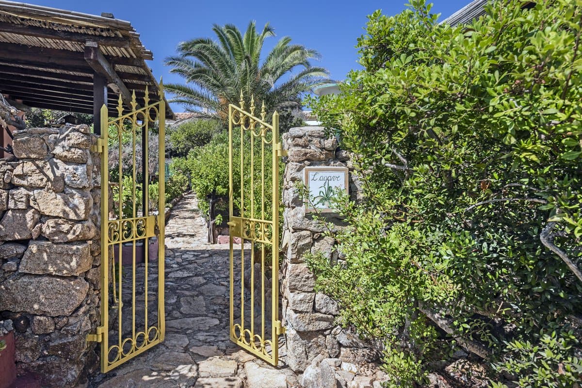 Set on the Isola di Santa Maria, within the Parco Nazionale dell’Arcipelago di La Maddalena, Villa Acqua Azzurra stands as an exclusive retreat immersed in an untouched landscape of granite, sea, and… - 2