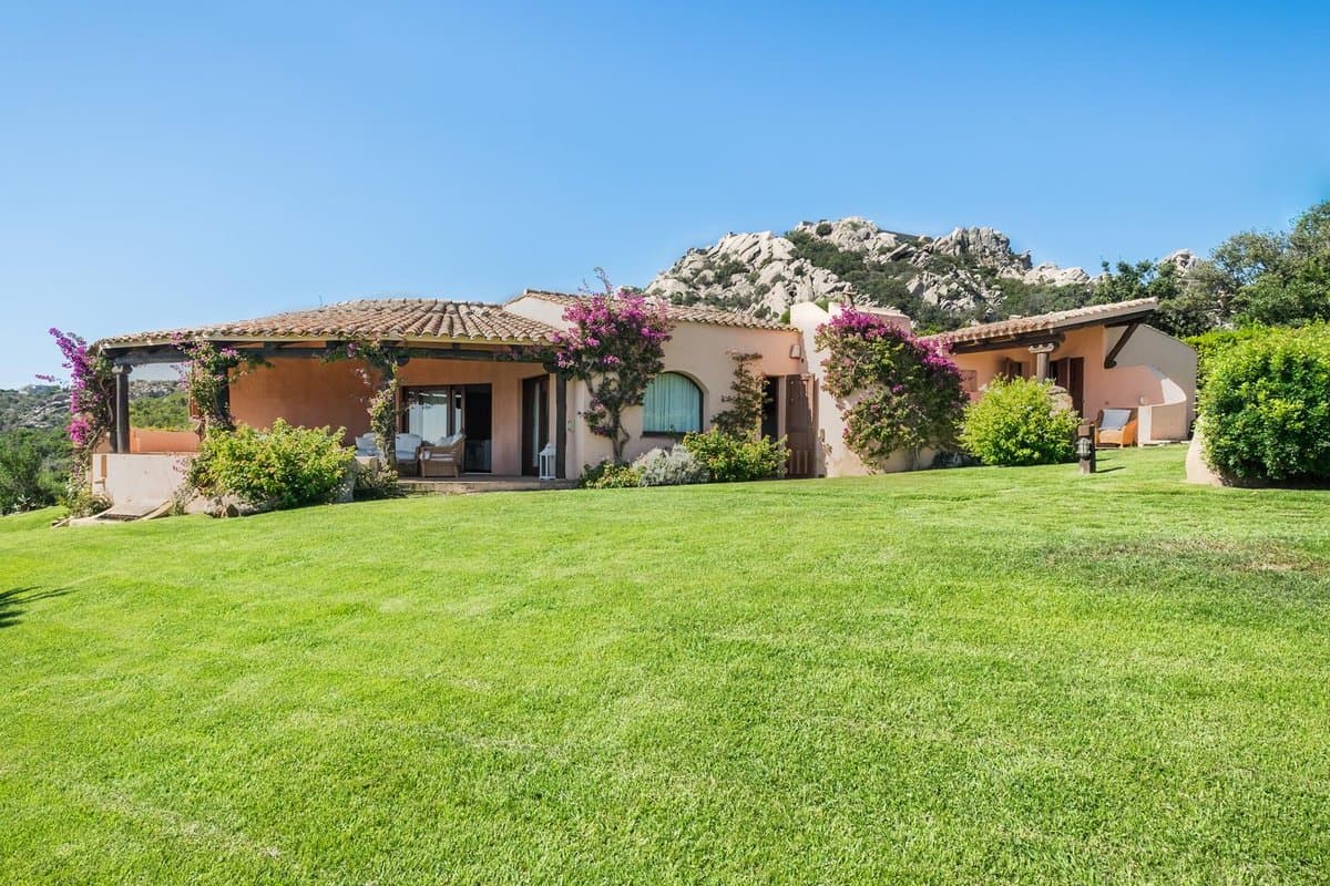 Villa Principessa del Mare is an exceptional property located in Porto Rafael, 200 m from the sea, overlooking splendid open views towards the islands of the La Maddalena Archipelago. - 4