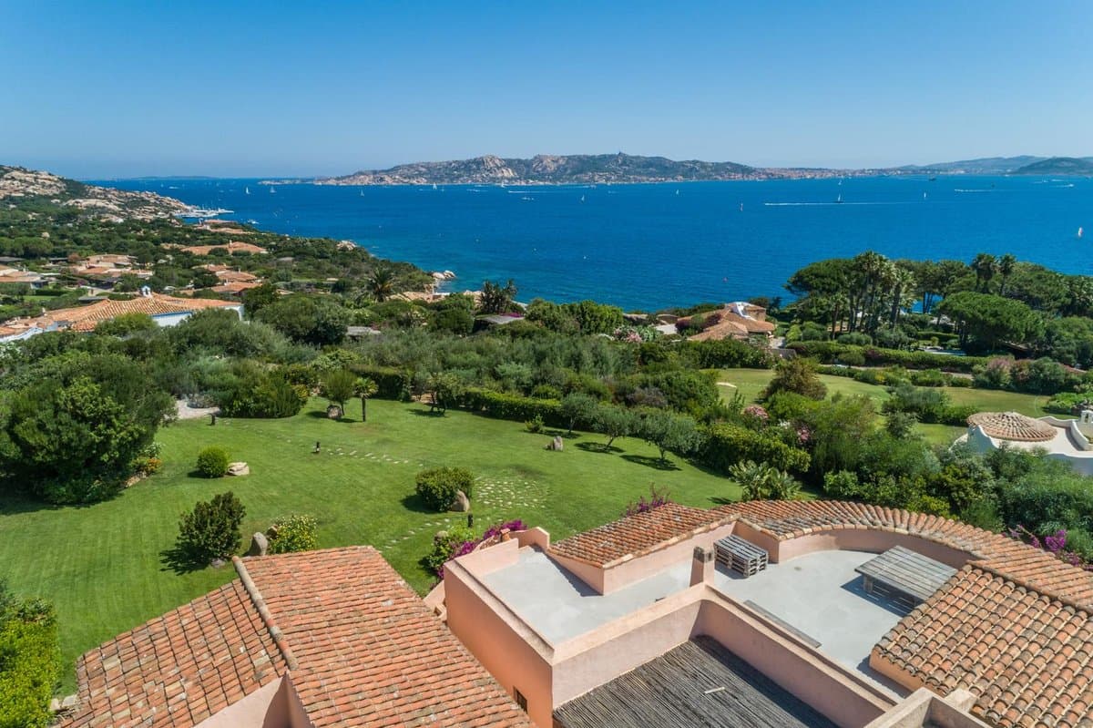 Villa Principessa del Mare is an exceptional property located in Porto Rafael, 200 m from the sea, overlooking splendid open views towards the islands of the La Maddalena Archipelago. - 3