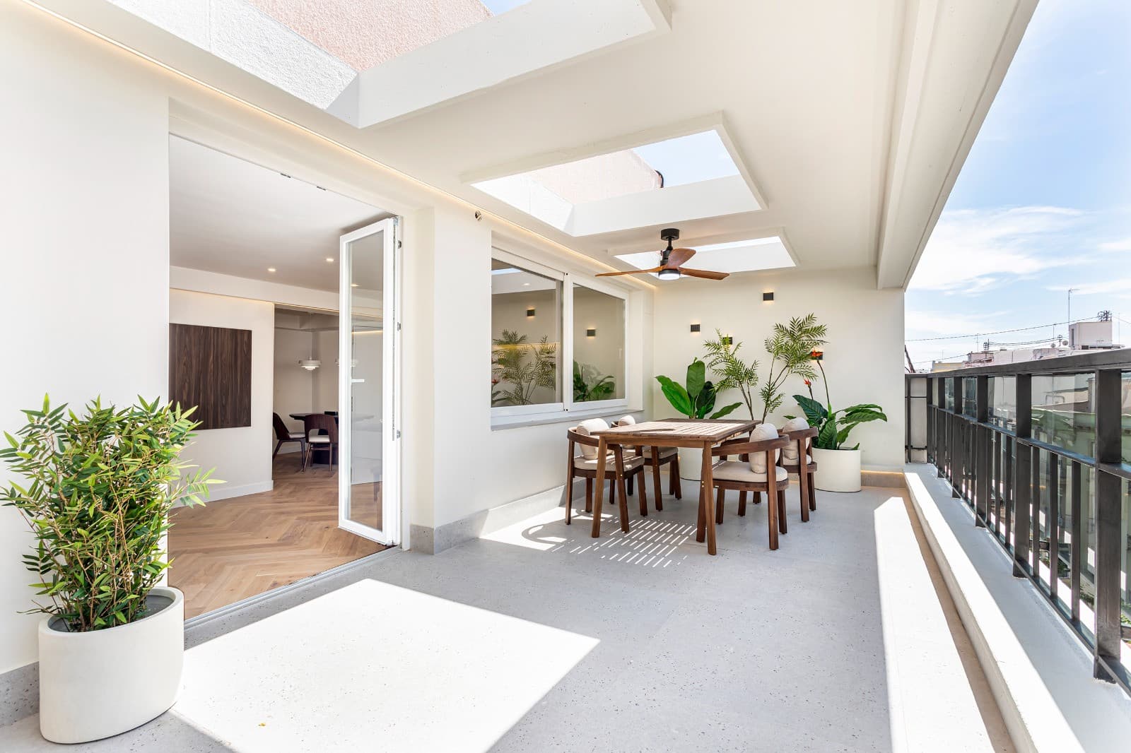 Brand new renovated penthouse next to the Colón Market in Valencia.