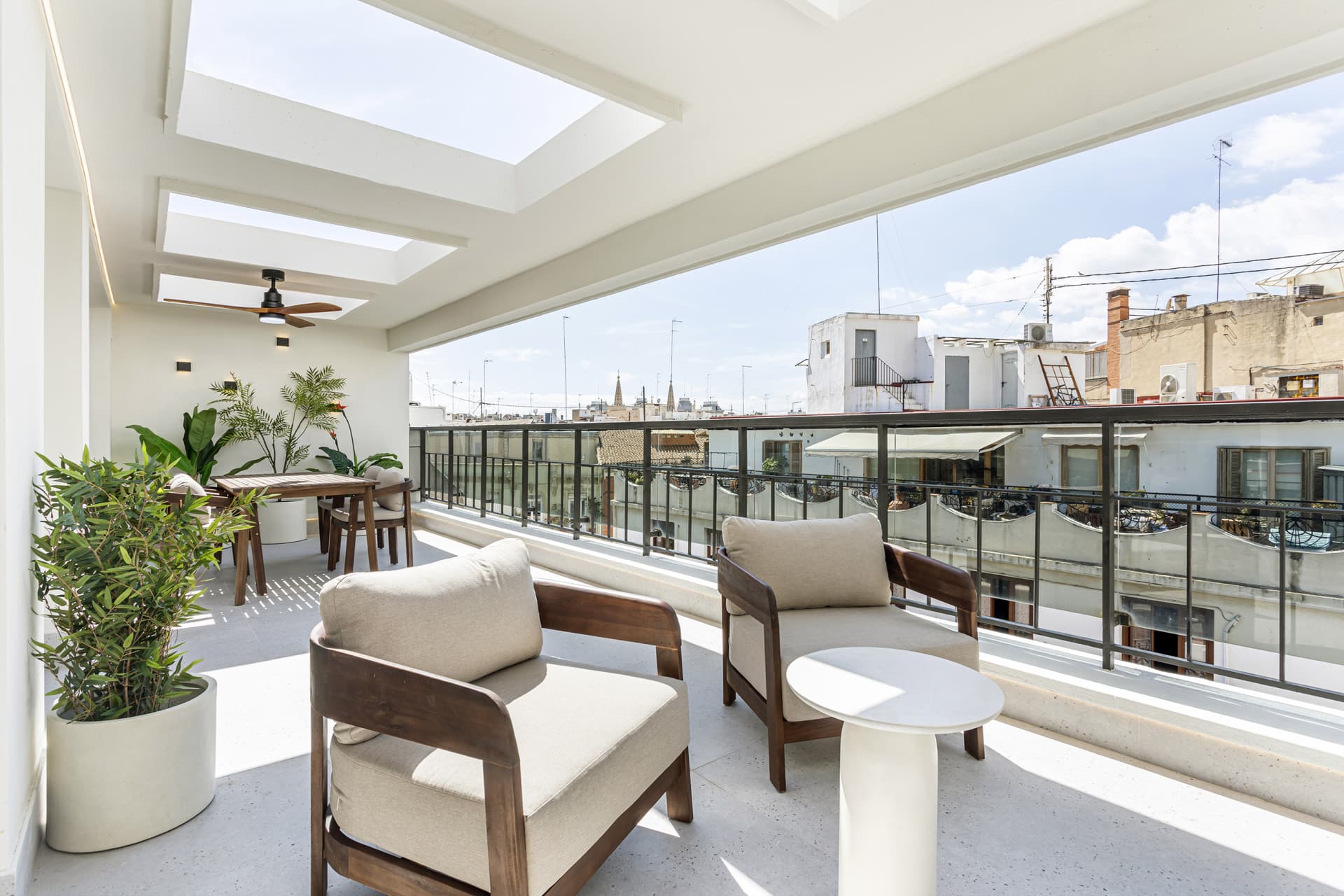 Brand new renovated penthouse next to the Colón Market in Valencia.