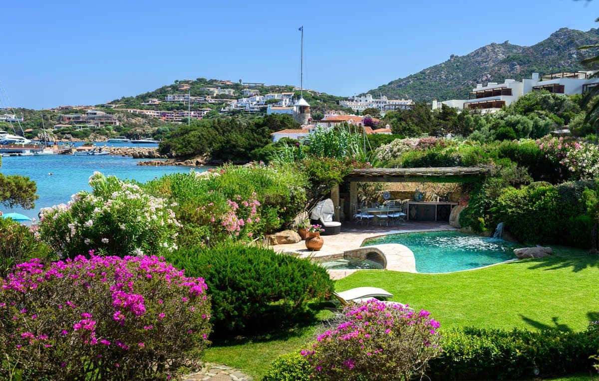 Die Villa Il Giglio ist eine exklusive Doppelhaushälfte im Herzen der Marina di Porto Cervo mit Blick auf die Hafeneinfahrt an der Costa Smeralda. - 3
