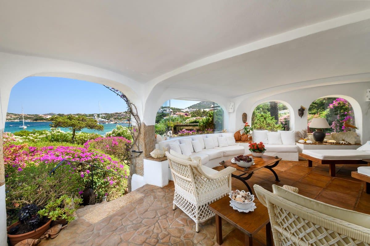 Die Villa Il Giglio ist eine exklusive Doppelhaushälfte im Herzen der Marina di Porto Cervo mit Blick auf die Hafeneinfahrt an der Costa Smeralda. - 4