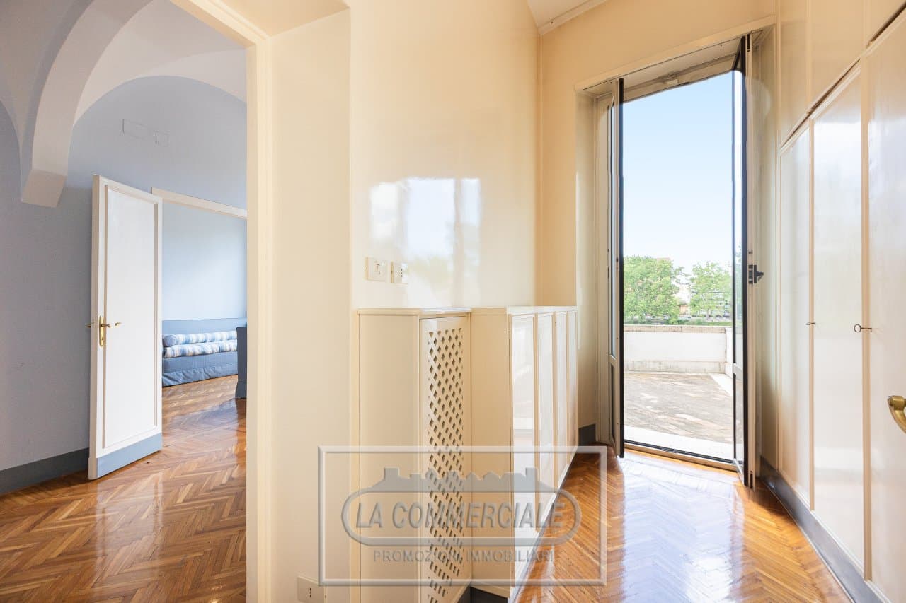 PRESTIGIOUS RESIDENCE ON THE LUNGOTEVERE A FEW STEPS FROM PIAZZA DEL P - 28