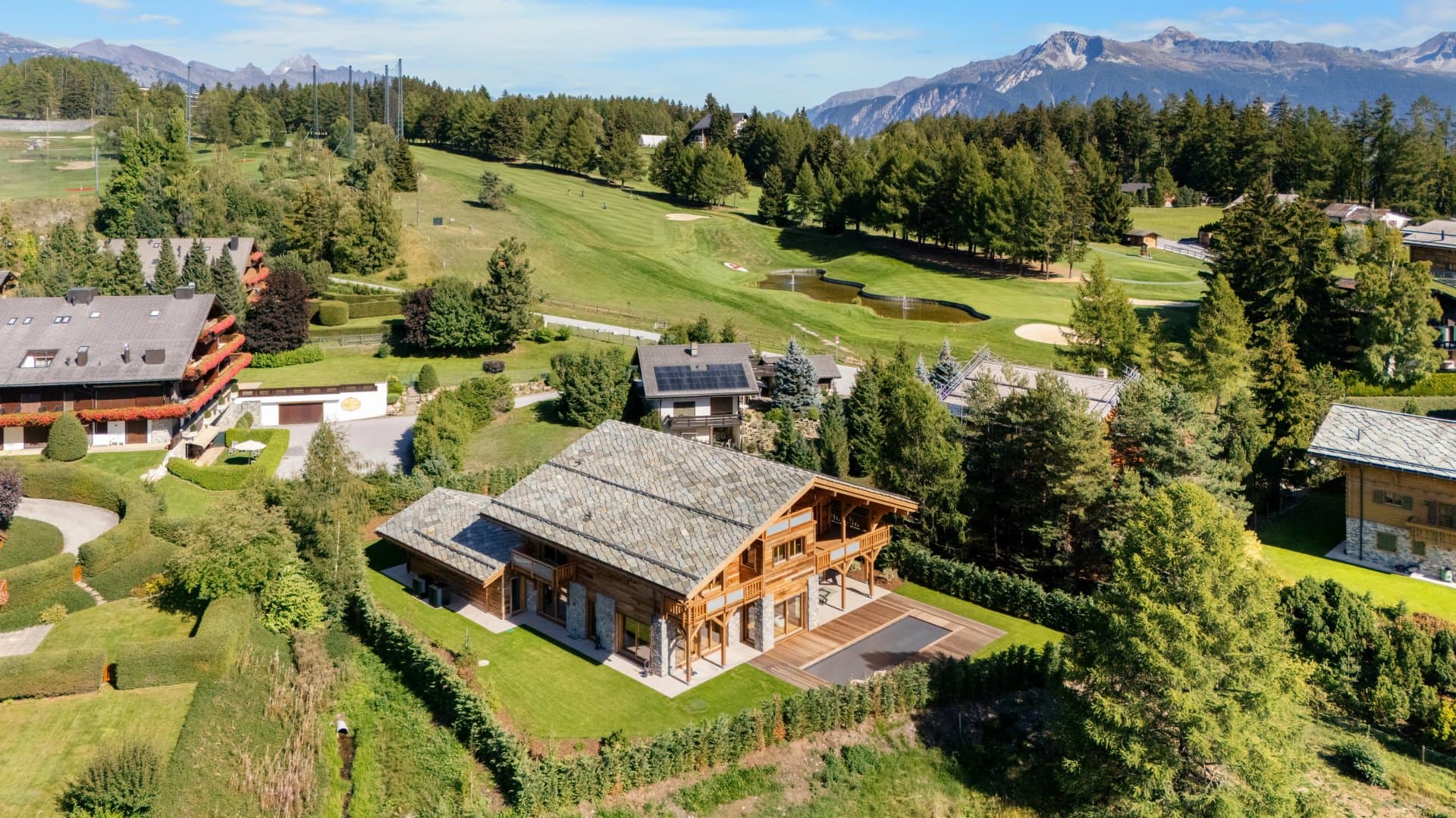Exceptional chalet on the edge of the Golf