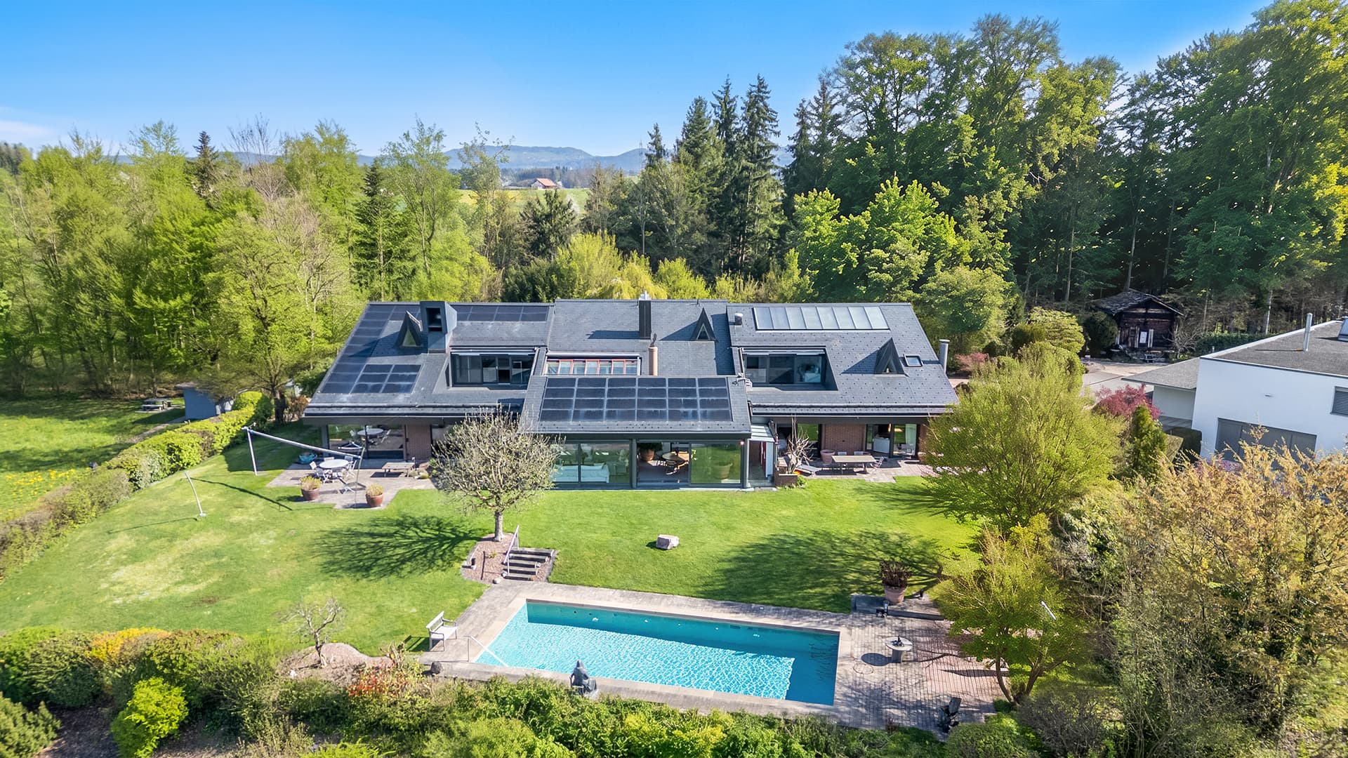 A unique living experience surrounded by picturesque nature