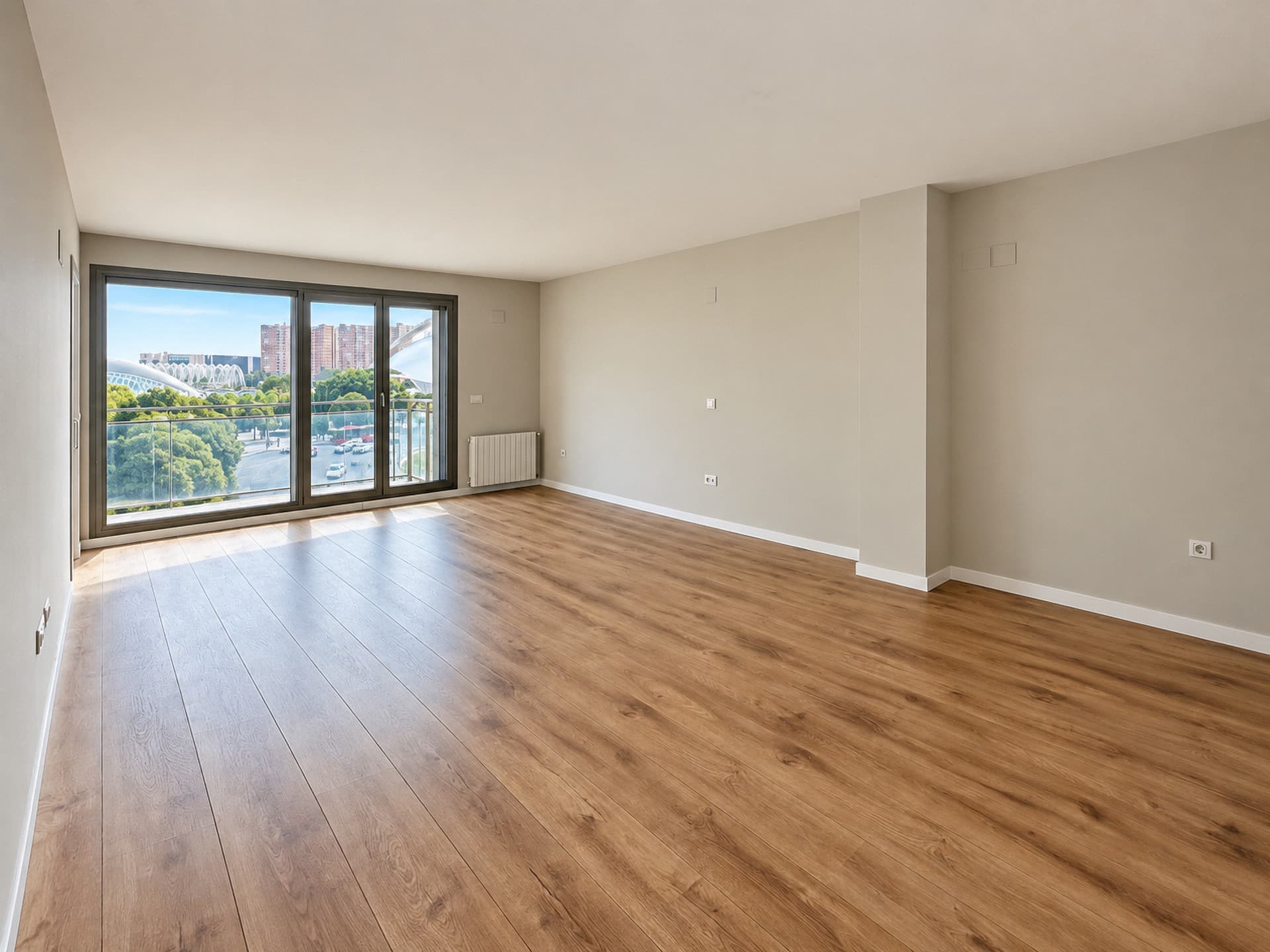 This house renovated in Avenida de France, Valencia, is located next to the City of Arts and Sciences and the Jardines del Turia, in a residential area close to the city center and well connected… - 2