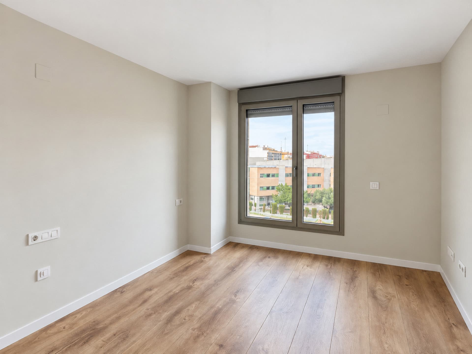 This house renovated in Avenida de France, Valencia, is located next to the City of Arts and Sciences and the Jardines del Turia, in a residential area close to the city center and well connected… - 6