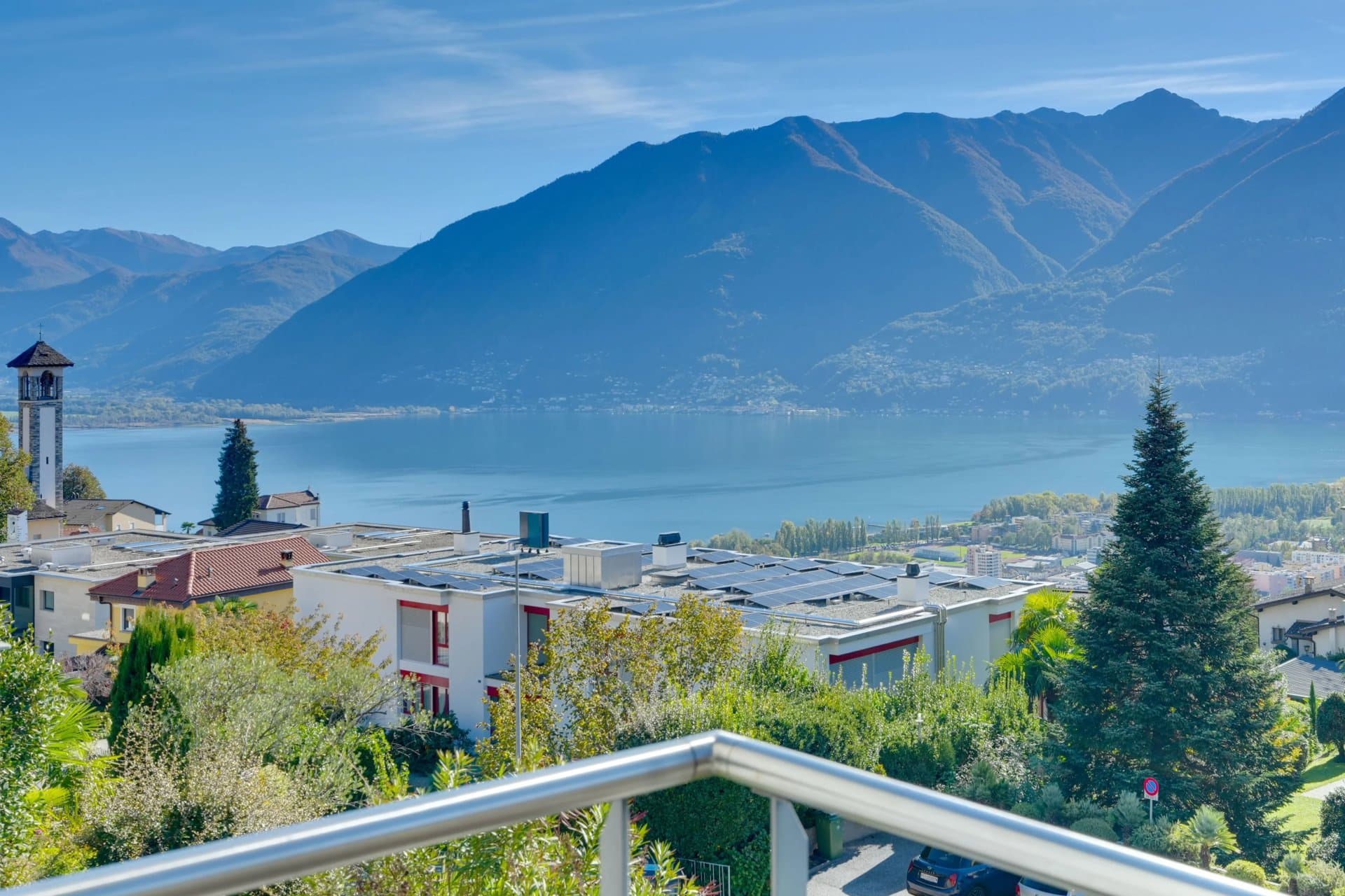 This modern and bright apartment, for sale in Locarno-Monti, enjoys beautiful views of Lake Maggiore. - 2
