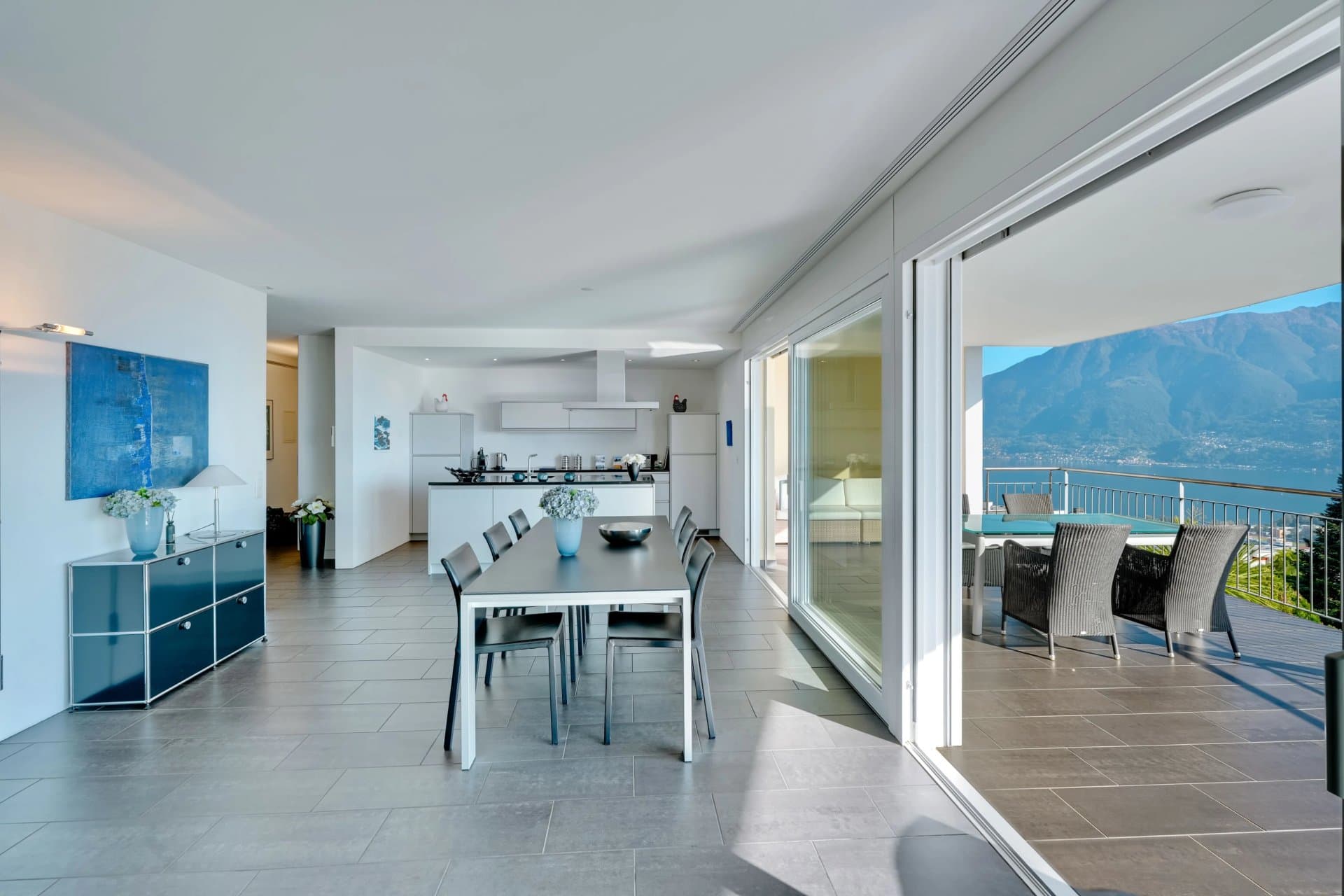 This modern and bright apartment, for sale in Locarno-Monti, enjoys beautiful views of Lake Maggiore. - 4