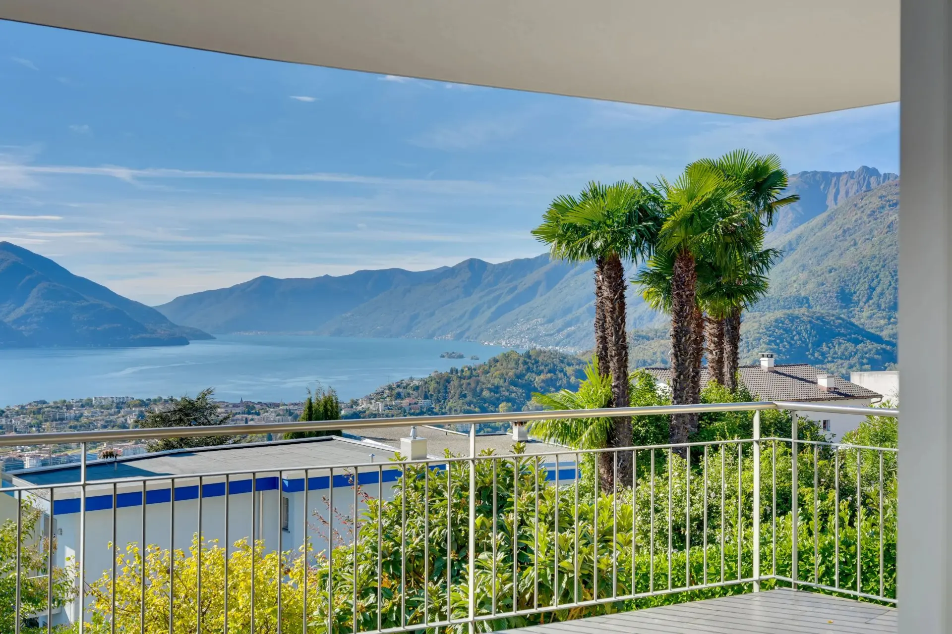 This modern and bright apartment, for sale in Locarno-Monti, enjoys beautiful…