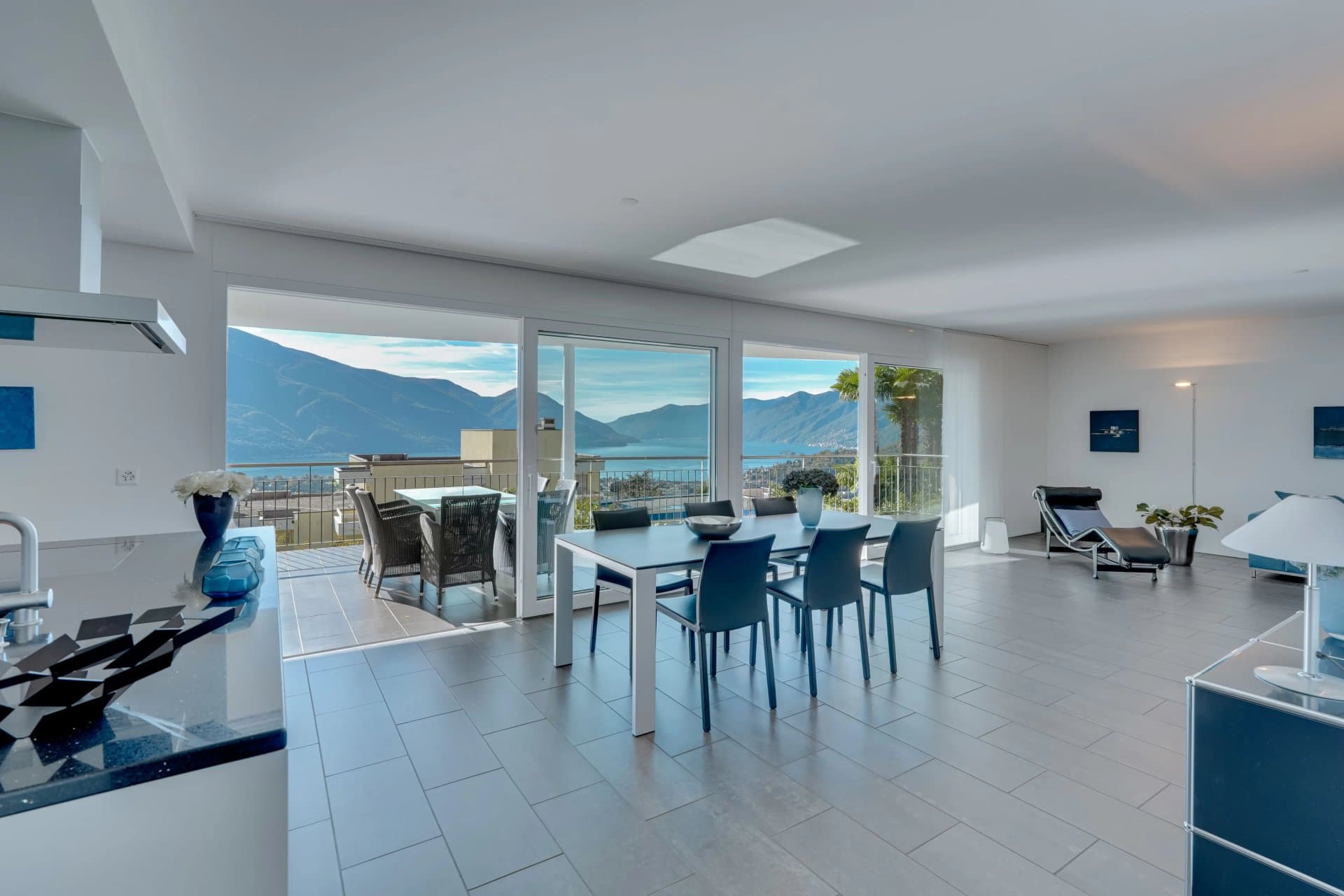 This modern and bright apartment, for sale in Locarno-Monti, enjoys beautiful views of Lake Maggiore. - 3
