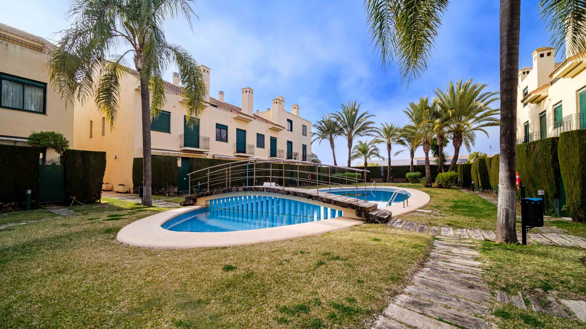 Townhouse situated only 600m to the Arenal beach in Jávea (Alicante). - 1