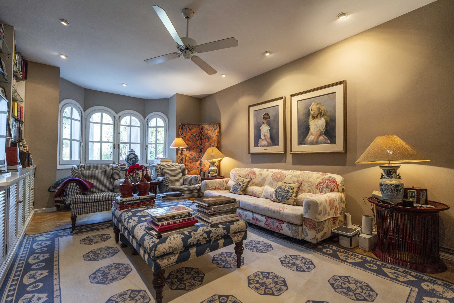 In the urbanization of Santa Barbara, this classic style residence occupies a plot of 2,291 m2 with mature garden that provides privacy and tranquility. - 8