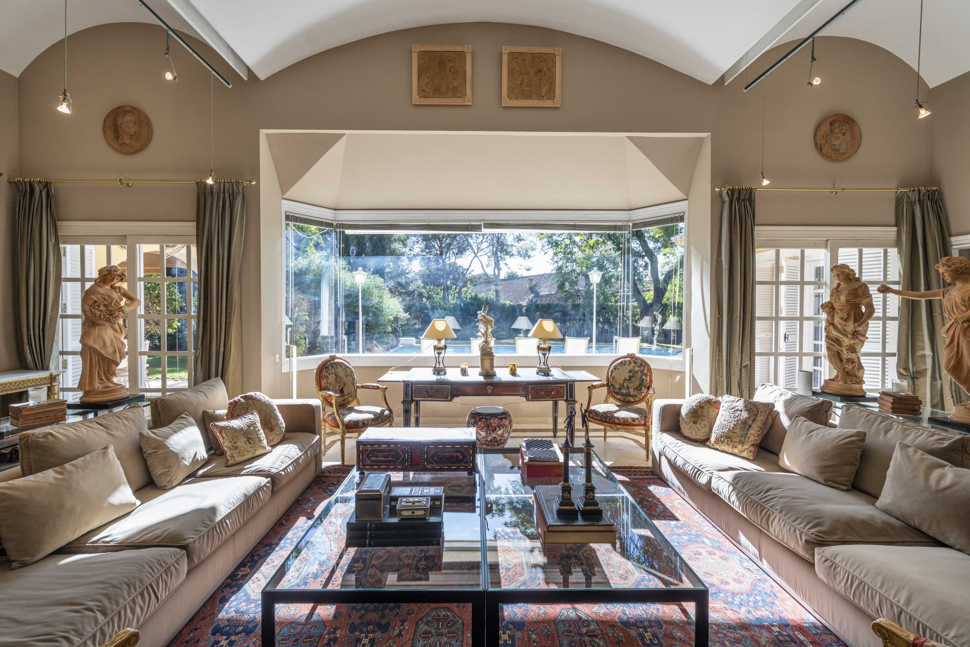 In the urbanization of Santa Barbara, this classic style residence occupies a plot of 2,291 m2 with mature garden that provides privacy and tranquility. - 11
