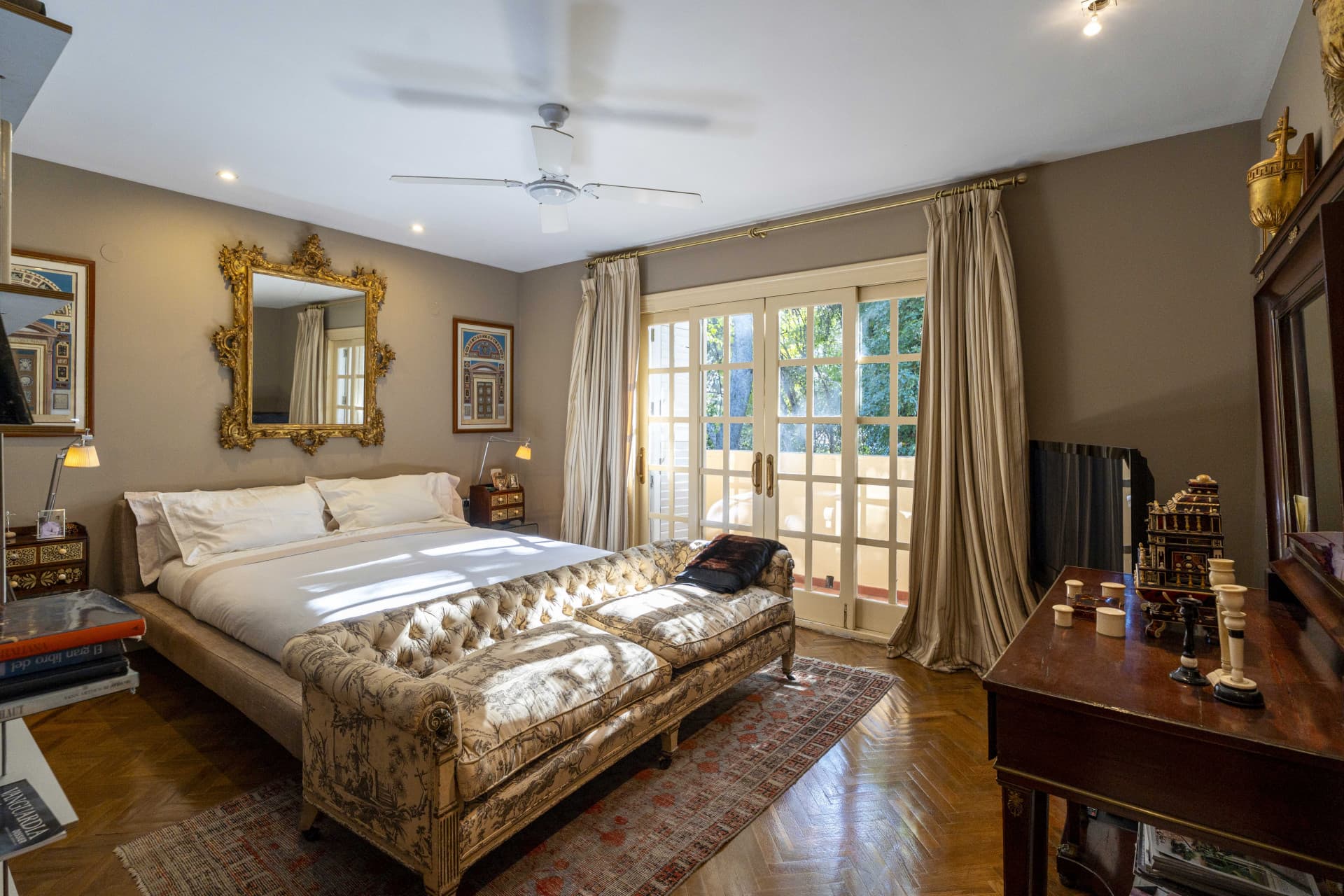 In the urbanization of Santa Barbara, this classic style residence occupies a plot of 2,291 m2 with mature garden that provides privacy and tranquility. - 16