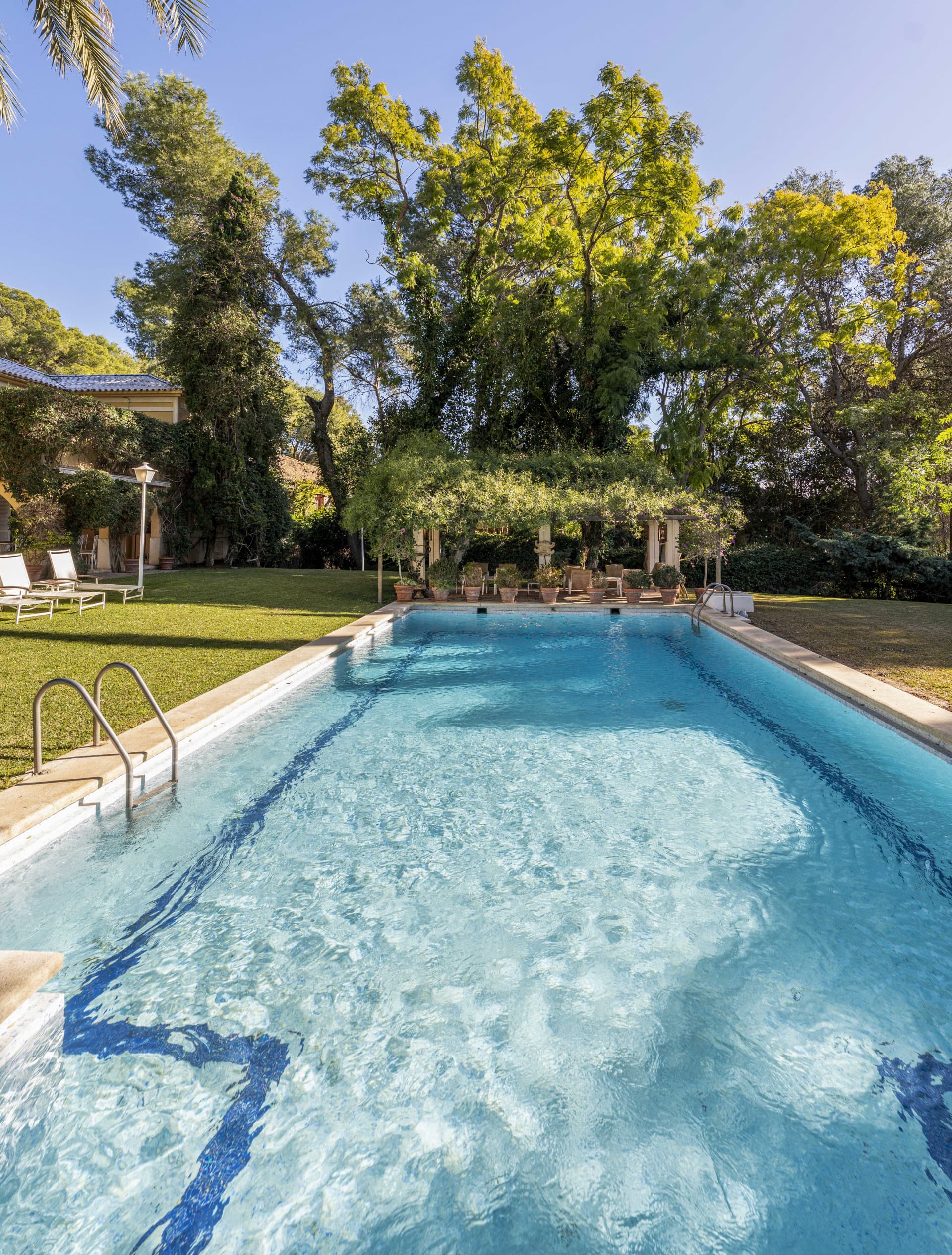 In the urbanization of Santa Barbara, this classic style residence occupies a plot of 2,291 m2 with mature garden that provides privacy and tranquility. - 19
