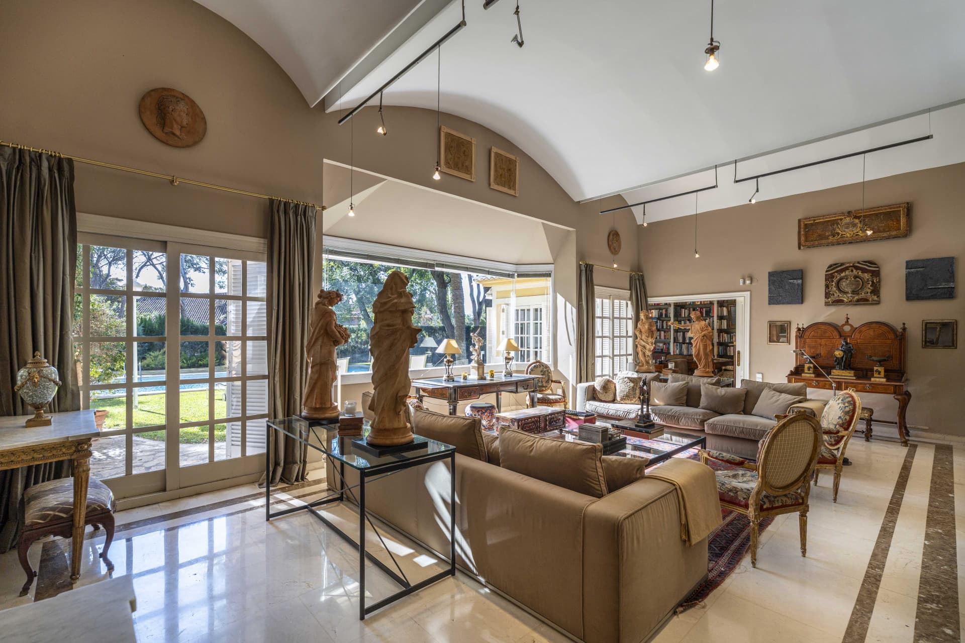 In the urbanization of Santa Barbara, this classic style residence occupies a plot of 2,291 m2 with mature garden that provides privacy and tranquility. - 10