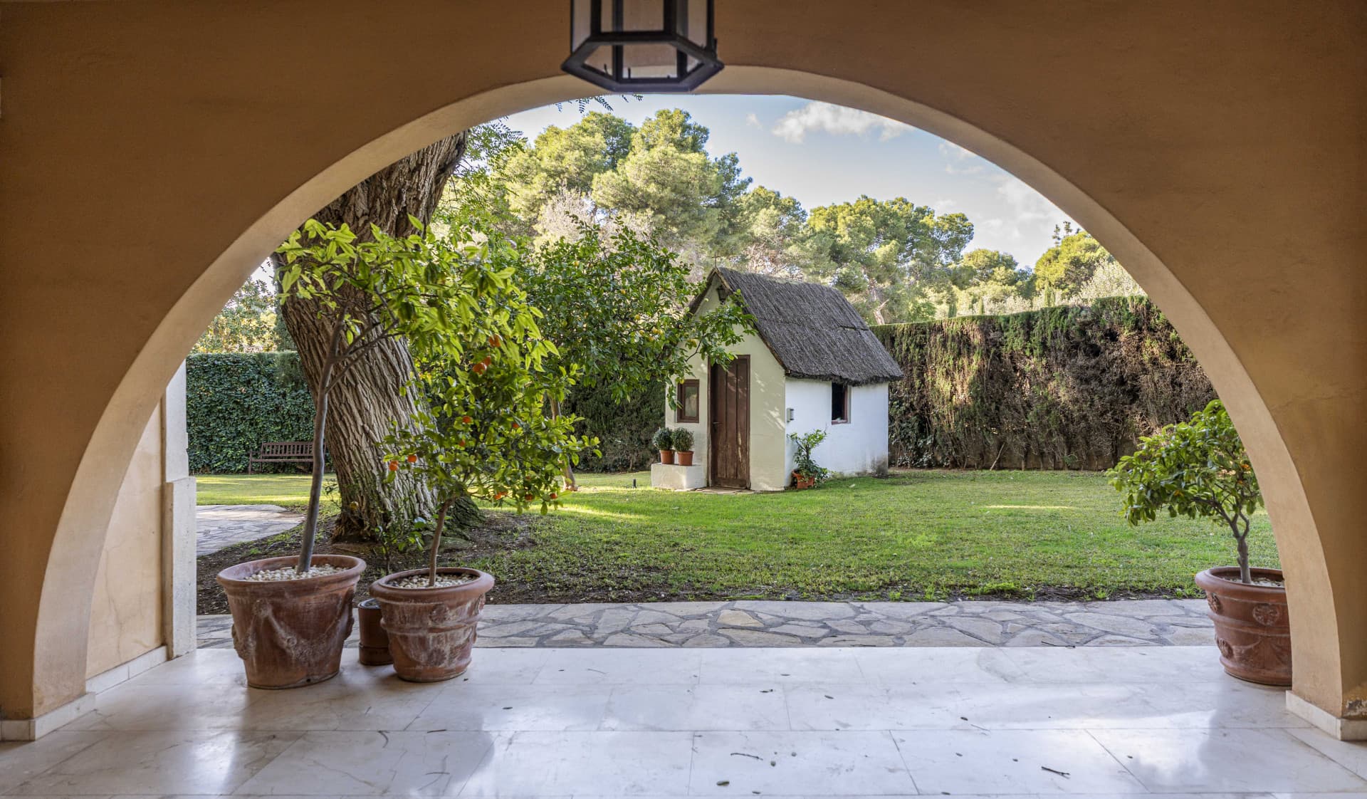 In the urbanization of Santa Barbara, this classic style residence occupies a plot of 2,291 m2 with mature garden that provides privacy and tranquility. - 18